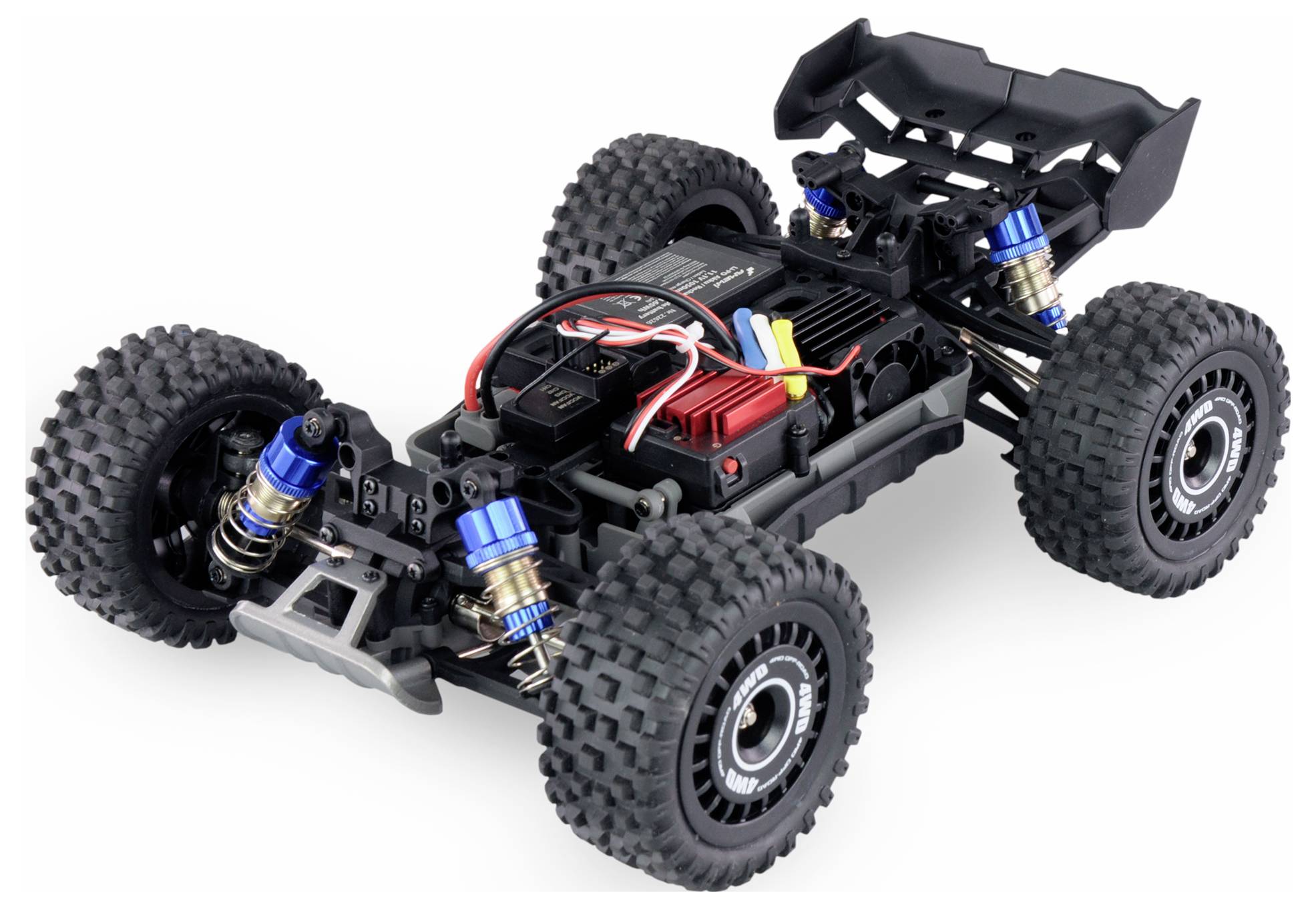 Ein ferngesteuertes Auto ohne Karosserie, zeigt Details der Federung, Elektronik und Antriebsteile. Grobe Reifen für Offroad-Einsatz.