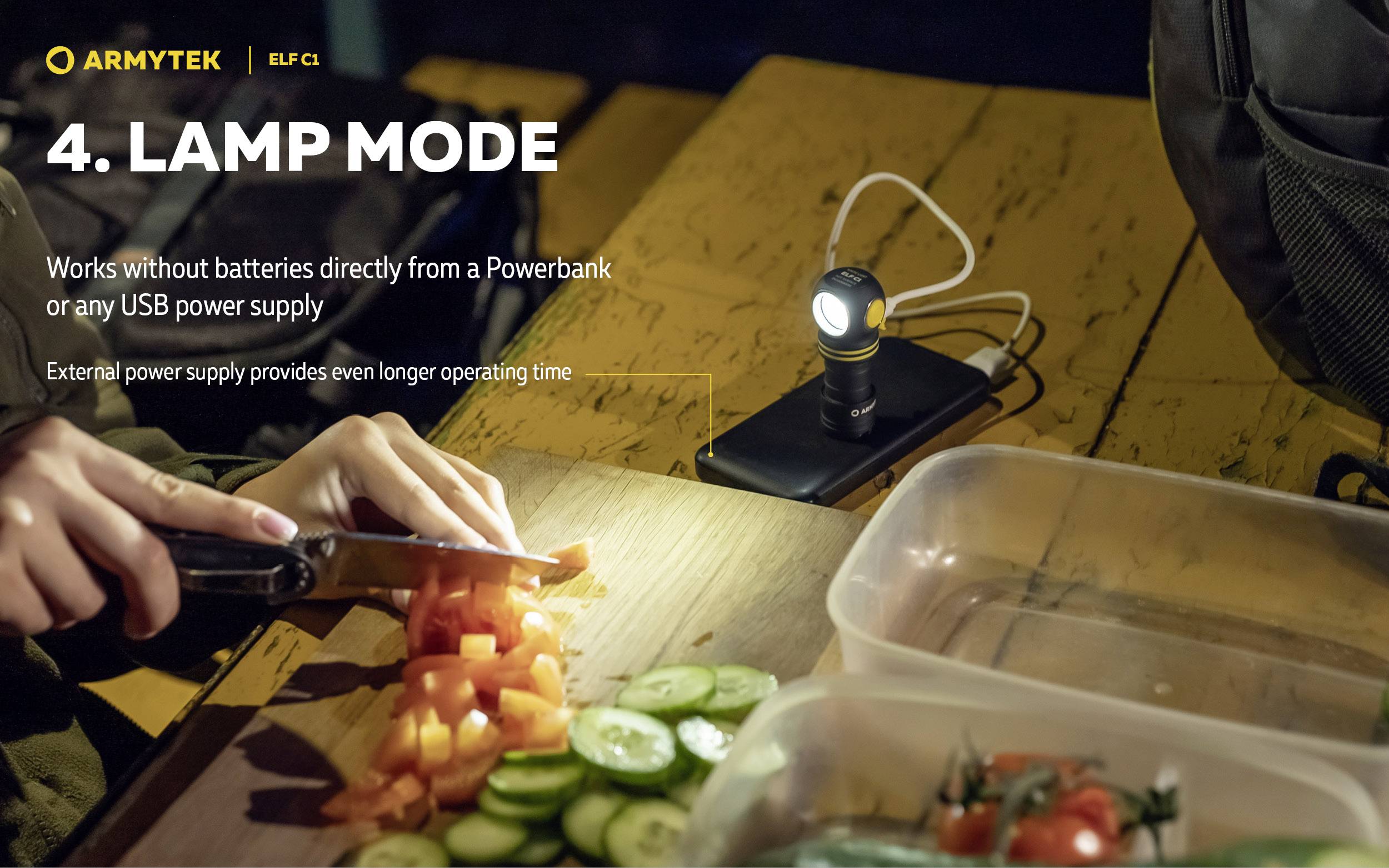 Eine Person schneidet Gemüse auf einem Tisch im Freien bei Nacht, beleuchtet von einer kleinen Lampe, die über eine Powerbank betrieben wird.