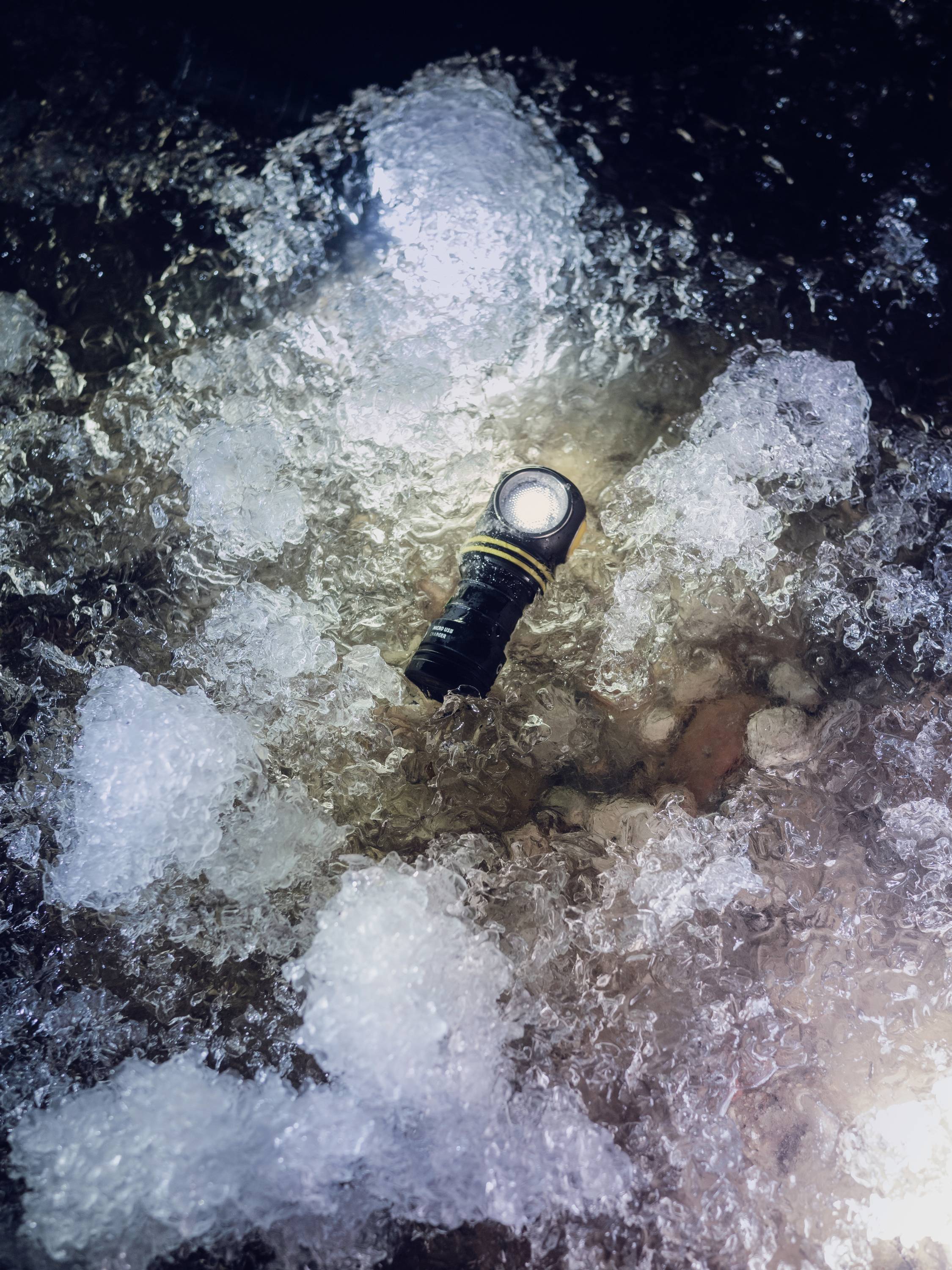 ArmyTek Elf C1 warmweiß LED Taschenlampe akkubetrieben 930lm 55g