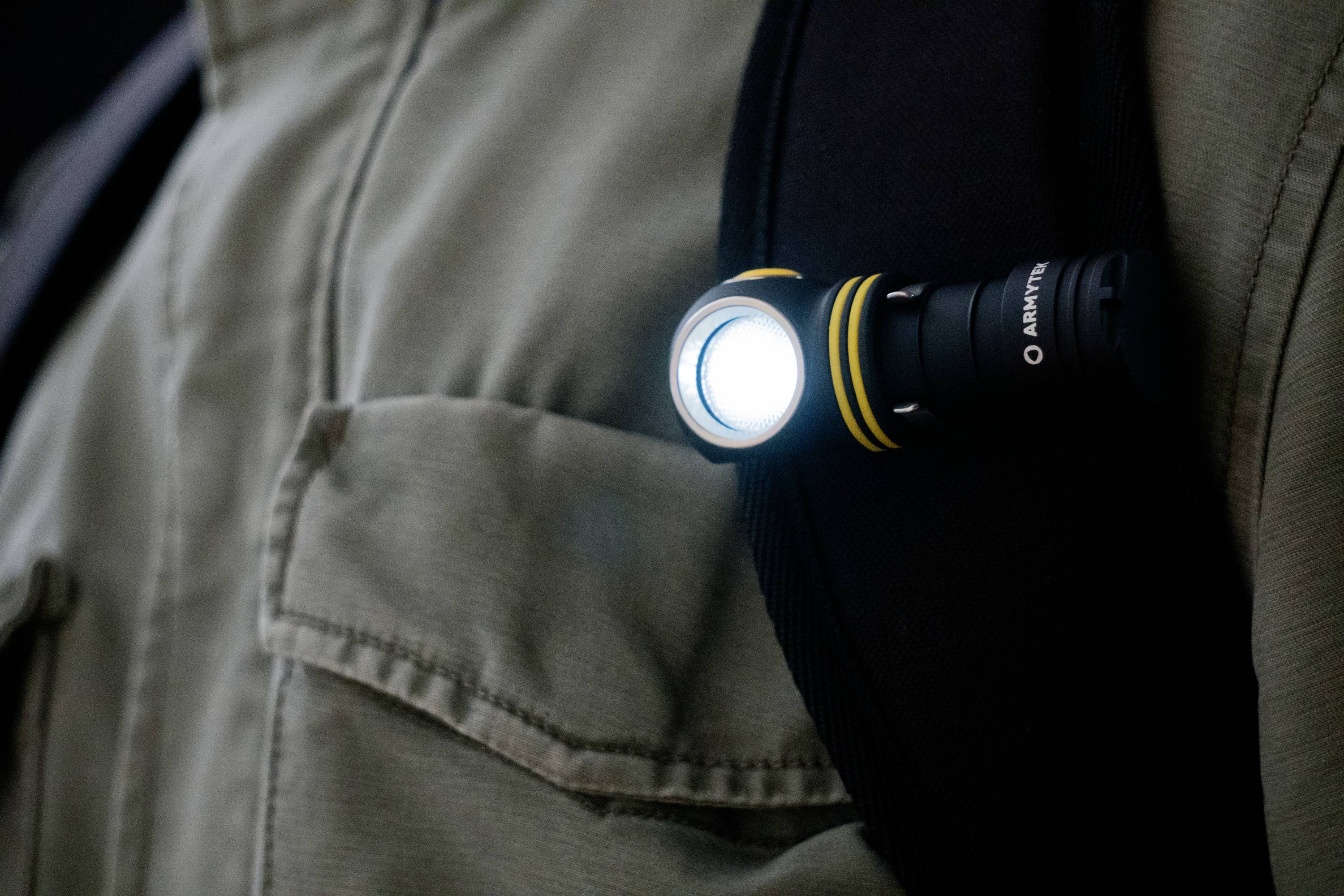 ArmyTek Elf C1 warmweiß LED Taschenlampe akkubetrieben 930lm 55g