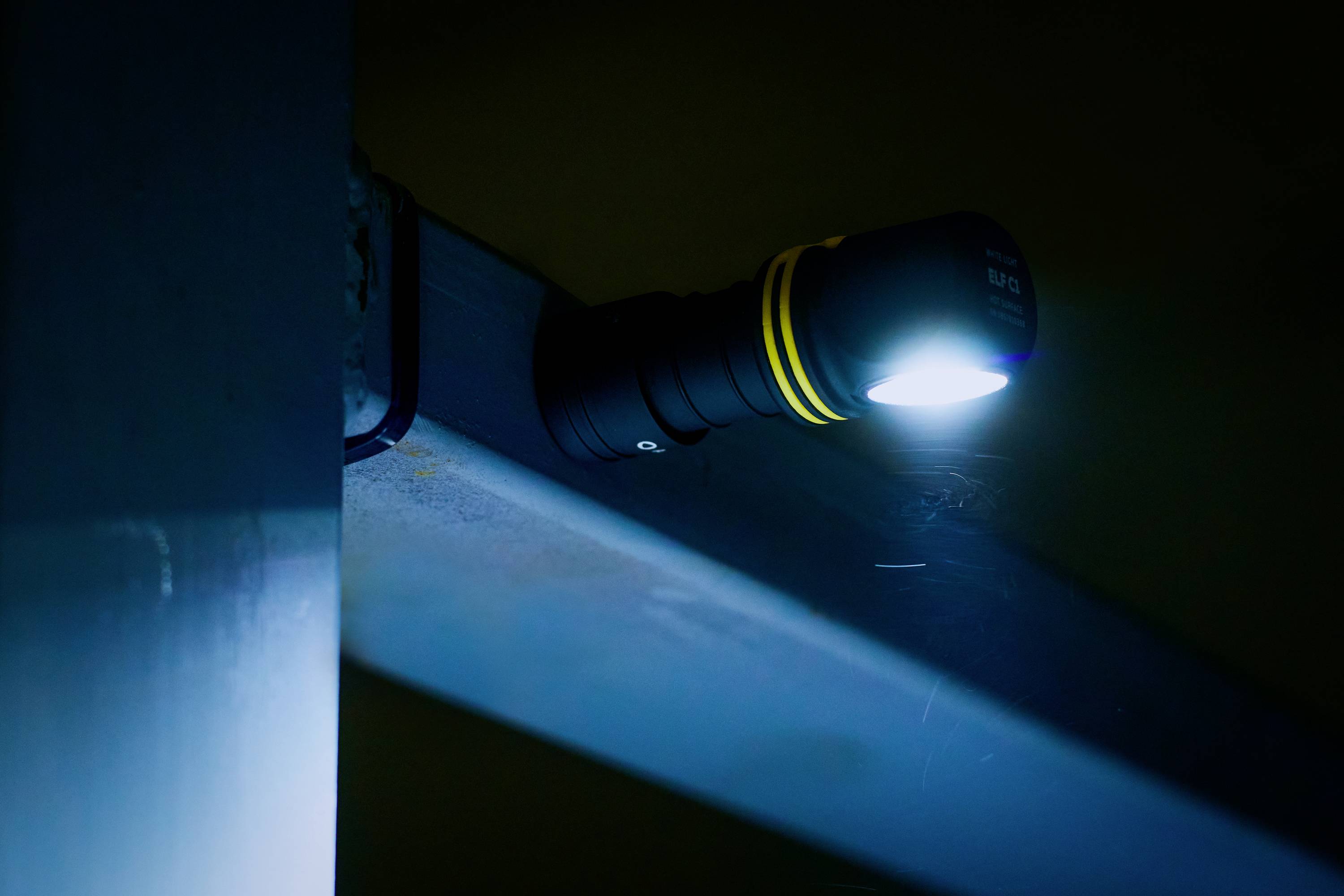 ArmyTek Elf C1 warmweiß LED Taschenlampe akkubetrieben 930lm 55g