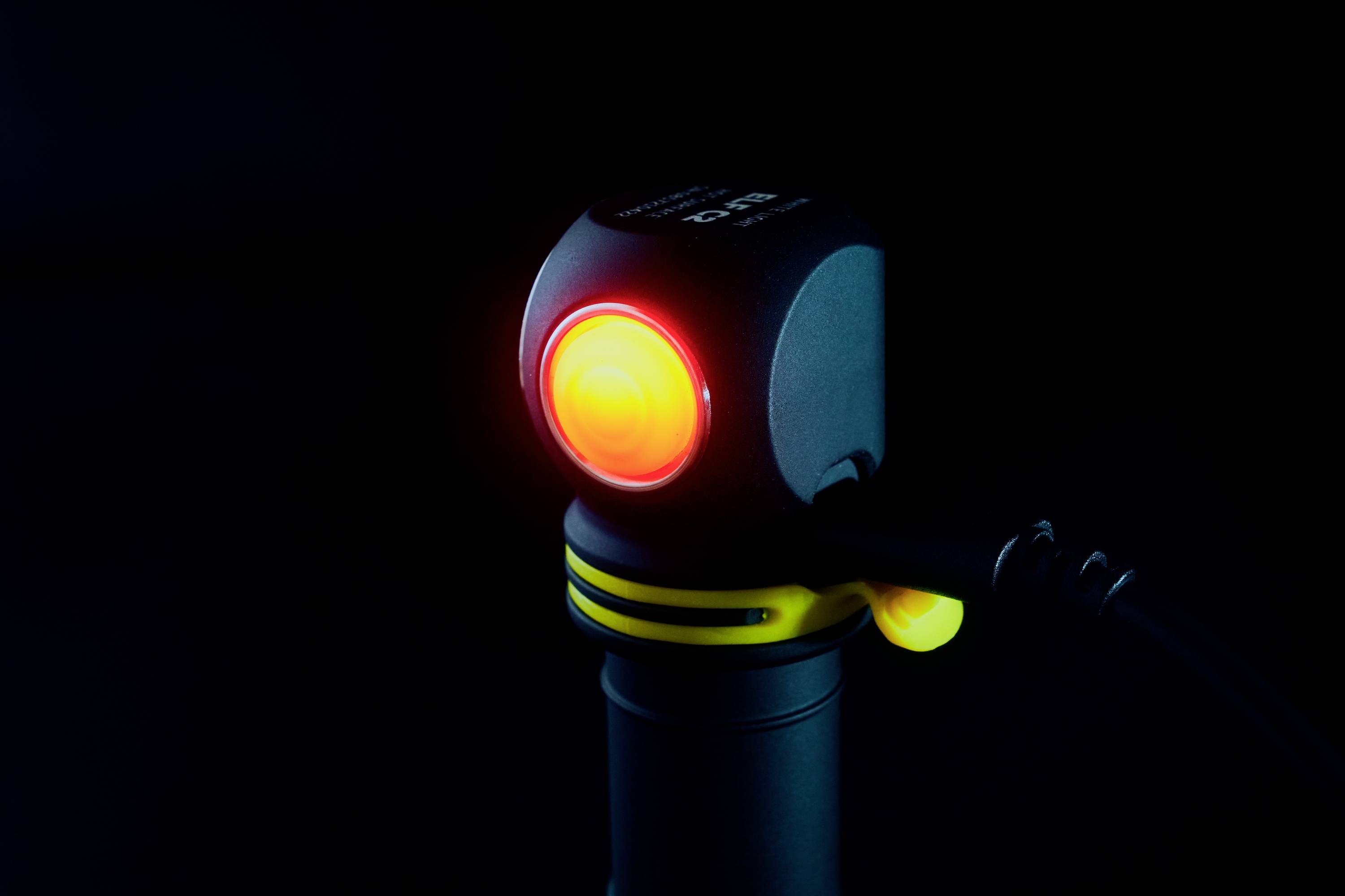 ArmyTek Elf C1 neutralweiß LED Taschenlampe akkubetrieben 1100lm 65g