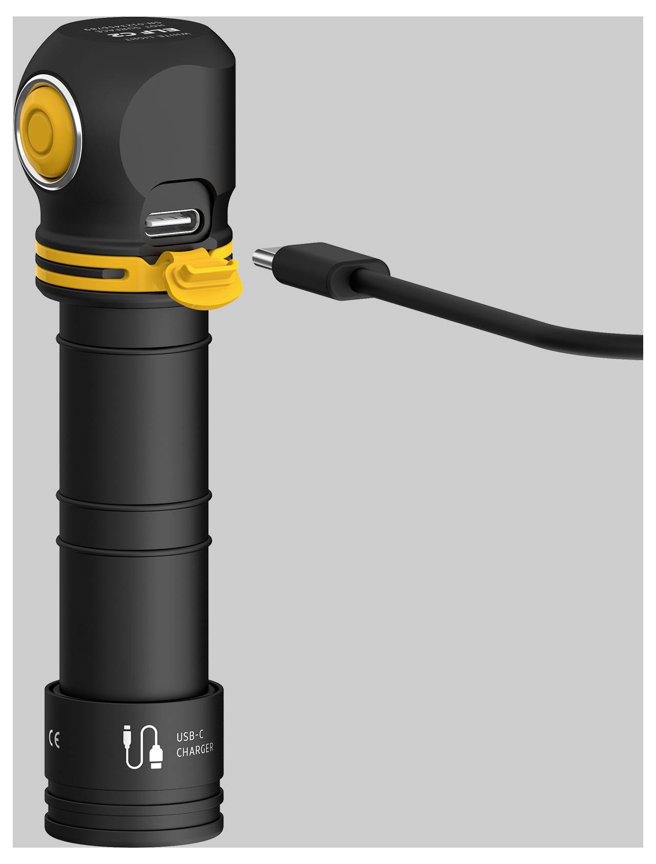 Schwarze Taschenlampe mit gelbem Akzent, seitlichem USB-C-Ladeanschluss; Ladekabel eingesteckt.