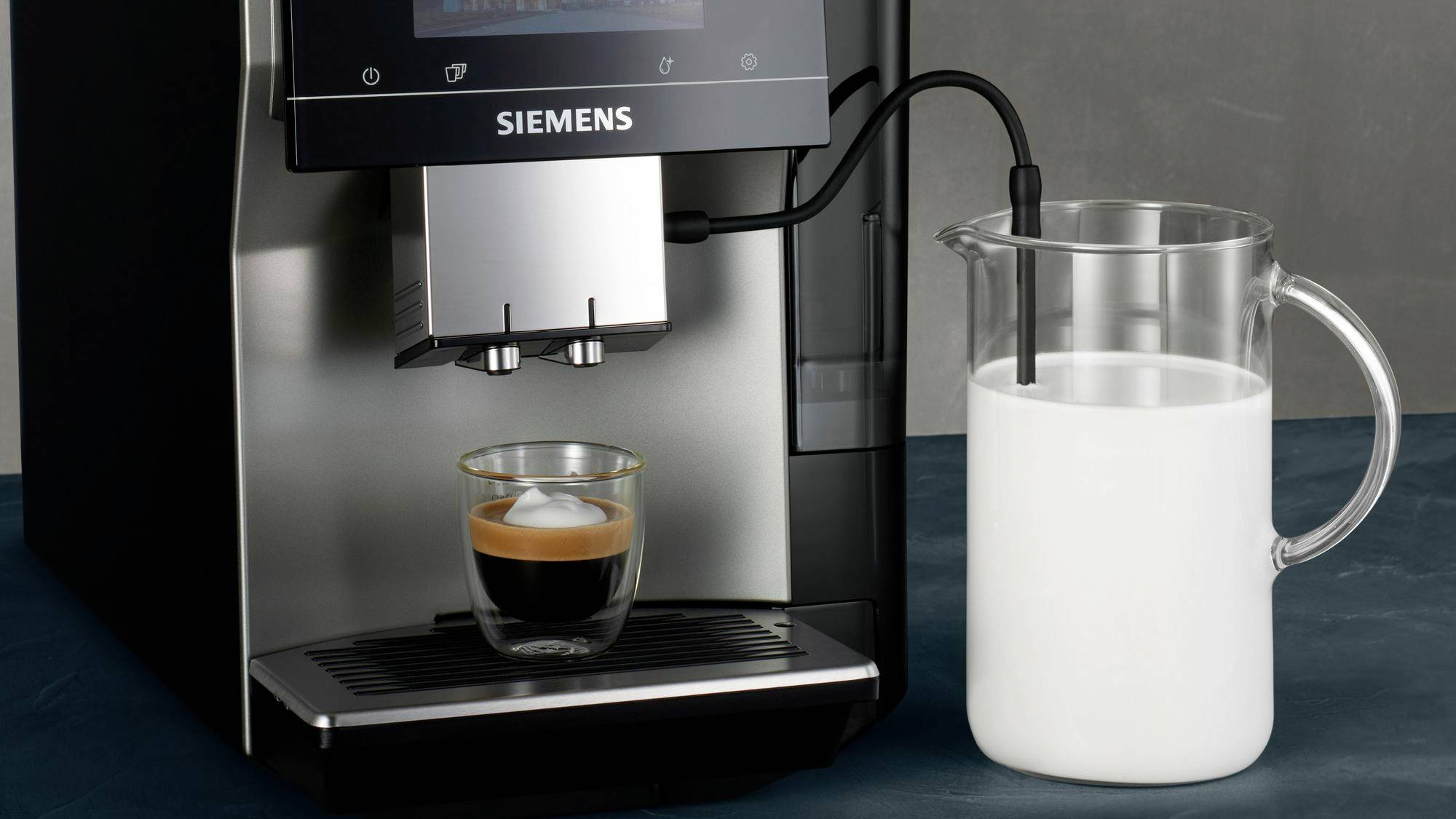 Siemens Hausgeräte EQ700 classic TP715D01 Kaffeevollautomat Schwarz, Silber