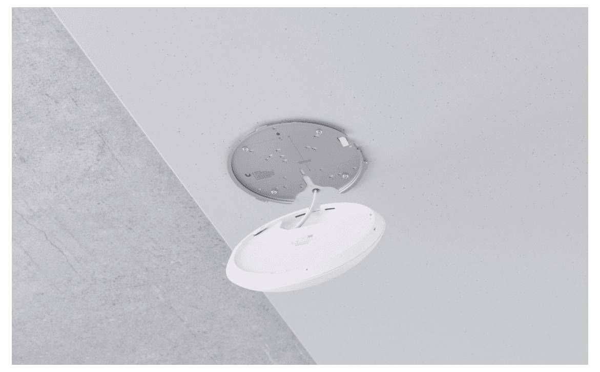 Rauchmelder an einer abgehängten Decke, Gehäuse geöffnet.