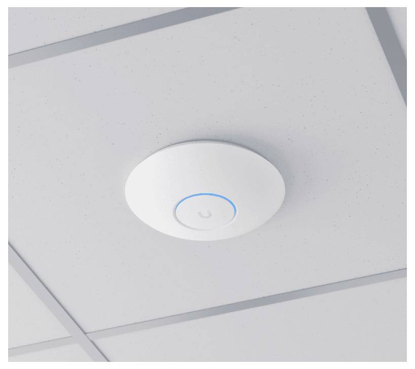 Ein weißer, runder WLAN-Zugangspunkt mit blauem Lichtring ist an einer weißen Deckenplatte montiert.