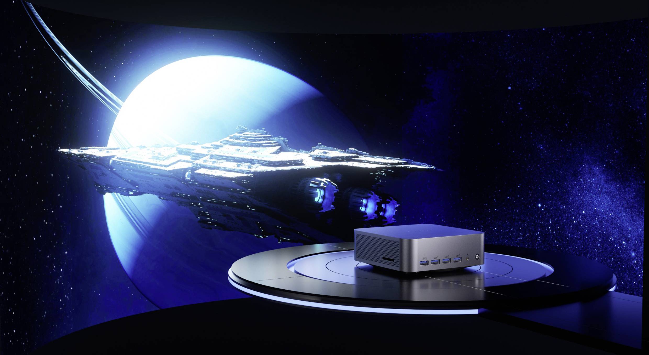 Ein futuristisches Raumschiff schwebt im All vor einem blauen Planeten. Im Vordergrund steht ein silberner Mini-PC auf einem runden Podest.