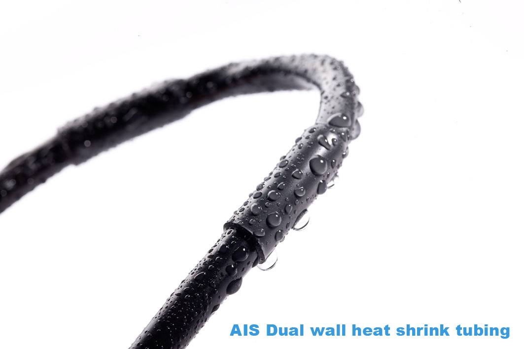 Ein Kabel mit AIS-Doppelwand-Wärmeschrumpfschlauch, bedeckt mit Wassertropfen. Text in Blau: 'AIS Dual wall heat shrink tubing'.