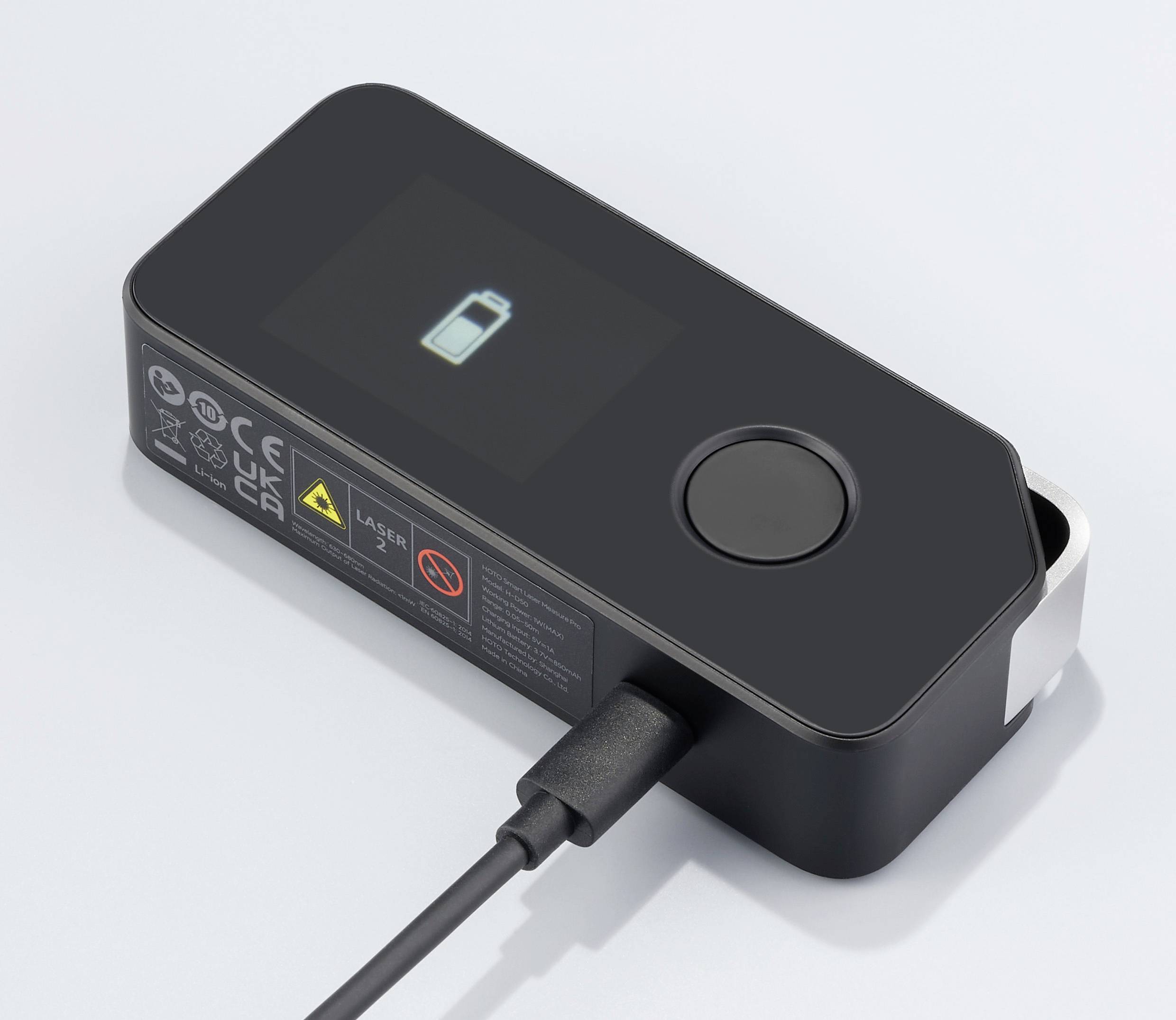 Ein schwarzes Ladegerät mit Kabel zeigt ein leeres Batteriesymbol auf einem digitalen Display.