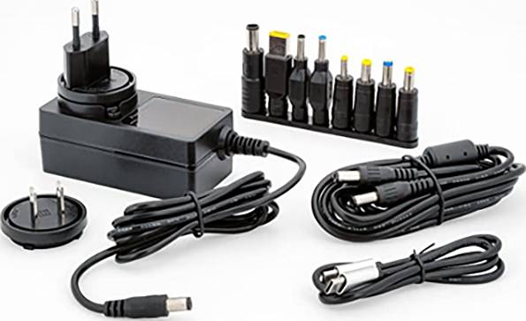 Ein universelles Netzteil mit mehreren Steckeraufsätzen und Kabeln, geeignet für verschiedene elektronische Geräte.