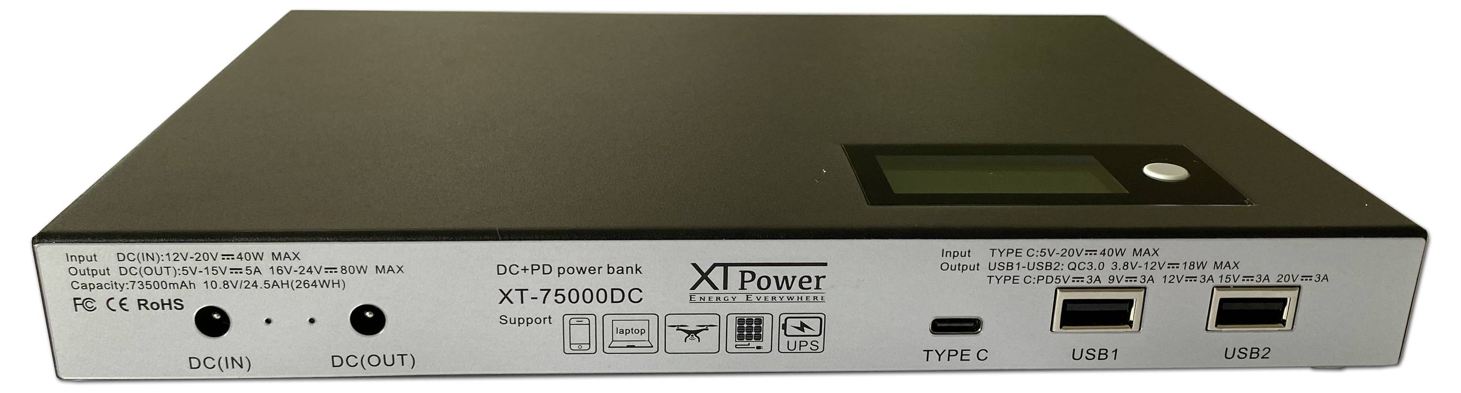 Tragbare Powerbank mit Display, zwei USB-Anschlüssen und einem Typ-C-Anschluss, Modell XT-7500QC von XT Power.