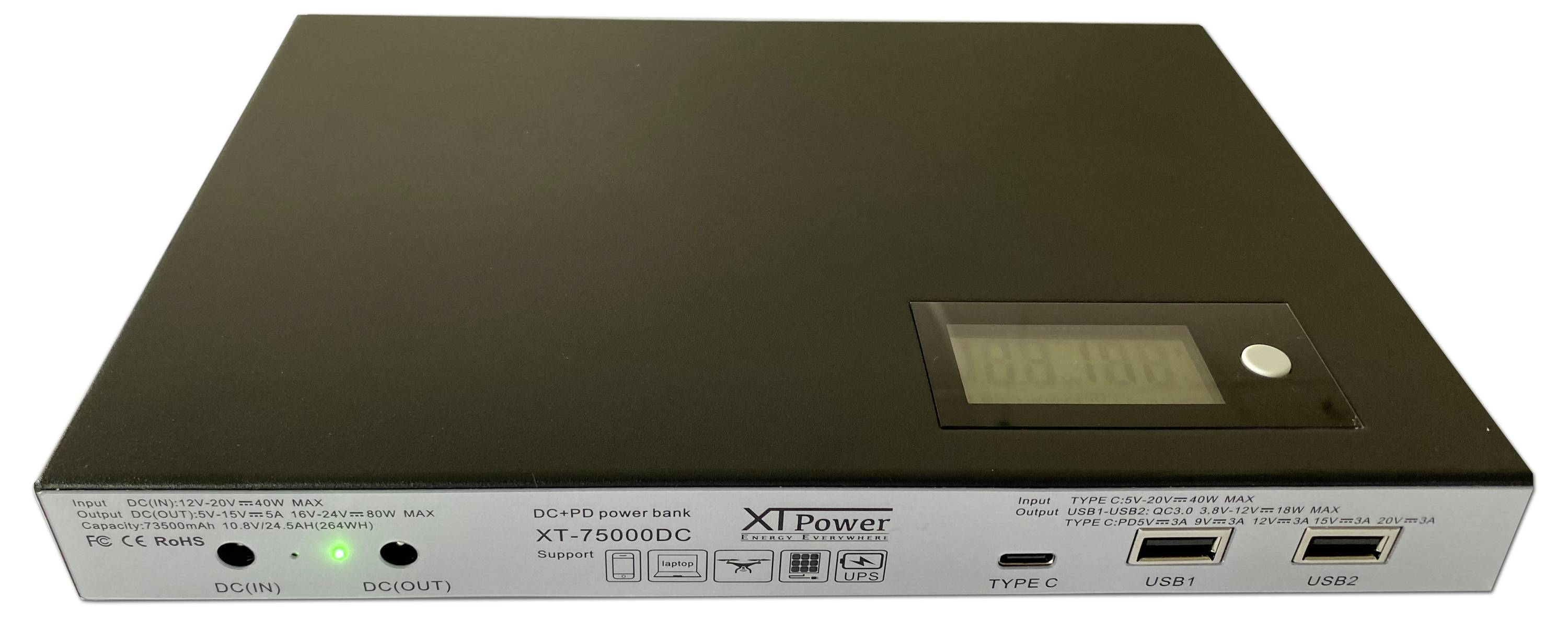 Eine schwarze Powerbank mit LCD-Anzeige für Batteriestand, mehreren USB- und DC-Ausgängen; Modellbezeichnung 'XT-170000QC'.