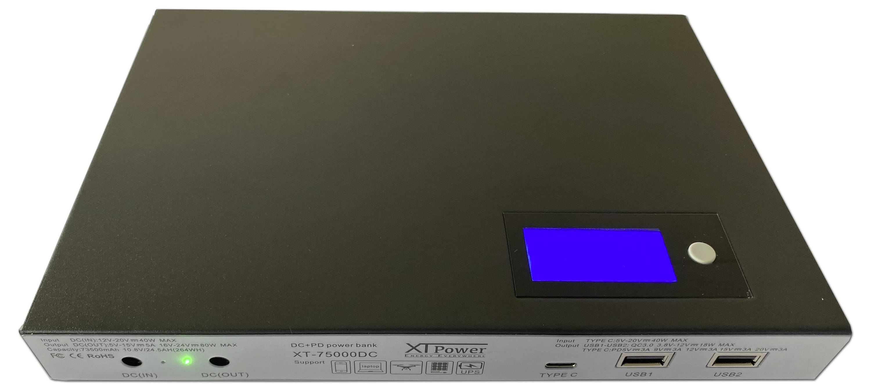 Schwarzes Gerät mit blauem Display, einer Taste, zwei USB-Anschlüssen und einem grünen Licht auf der linken Seite. Markenname: XTPower.