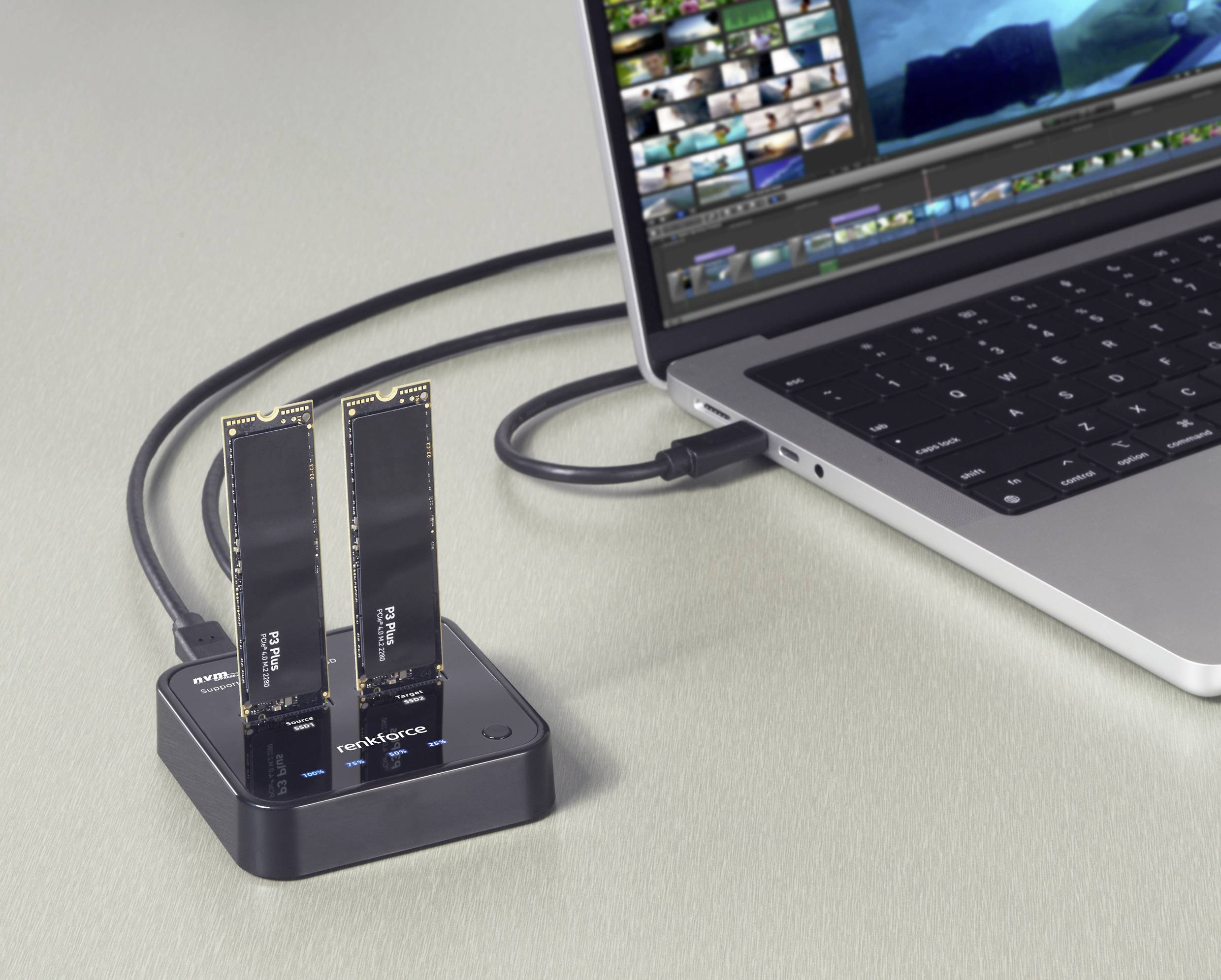 SSD-Dockingstation mit zwei M.2-SSDs, verbunden mit einem Laptop. Auf dem Laptop ist eine geöffnete Fotobearbeitungssoftware zu sehen.