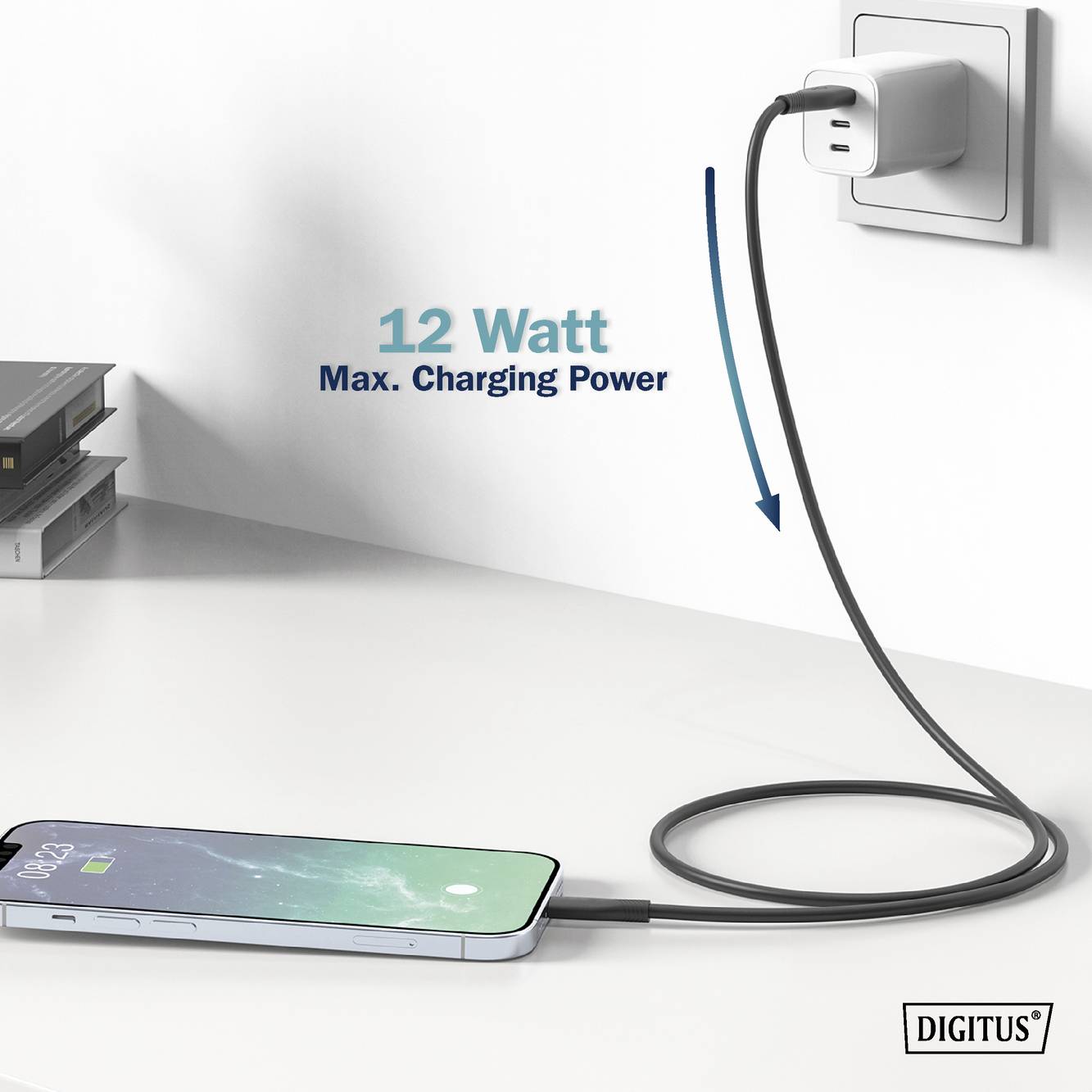Ein Smartphone liegt auf einem Tisch und wird mit einem Ladegerät an der Wand aufgeladen. Text: '12x Charging Power'.