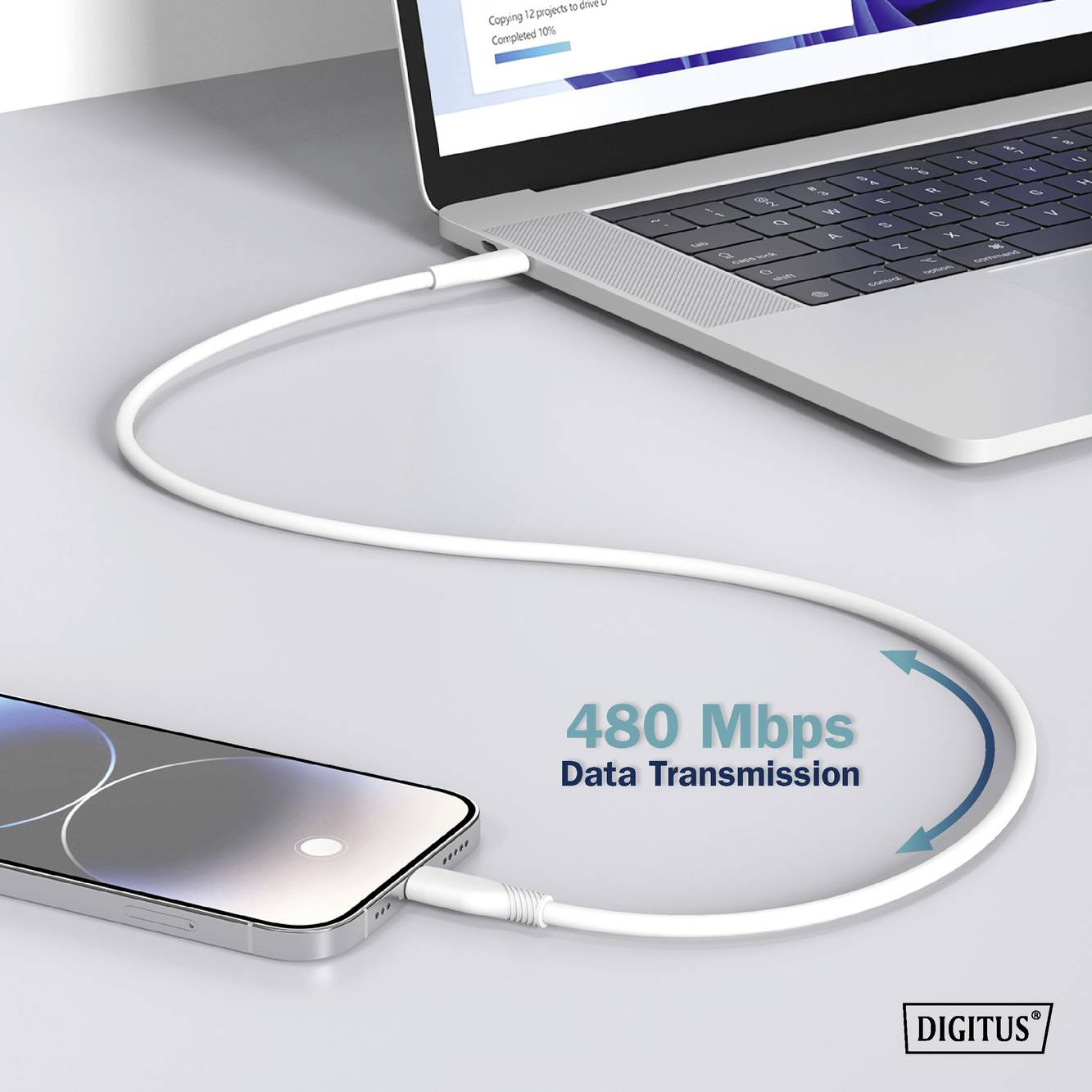 Handy mit Laptop verbunden durch USB-Kabel, Datenübertragung 480 Mbps angezeigt. Markentext unten rechts im Bild.
