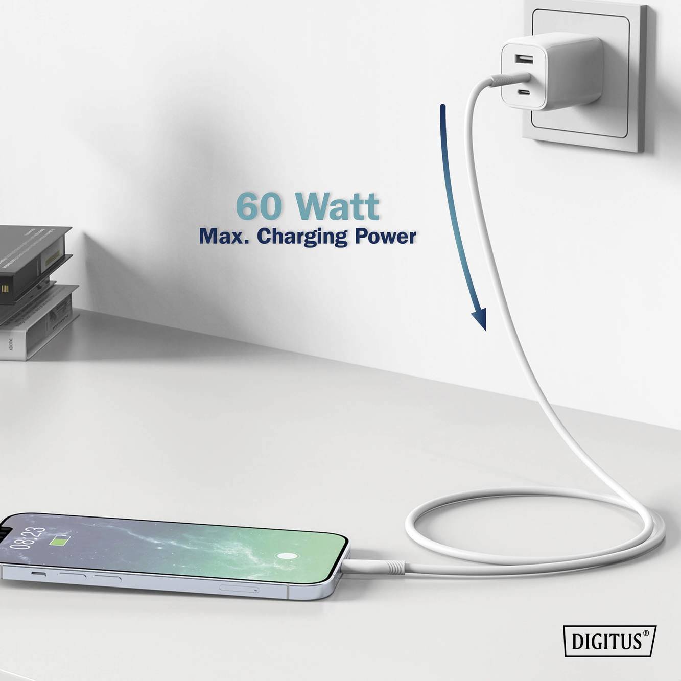 Ein Smartphone liegt auf einem Tisch und wird mit einem Ladekabel an eine Steckdose angeschlossen. Text: '60 Watt Max. Charging Power'.