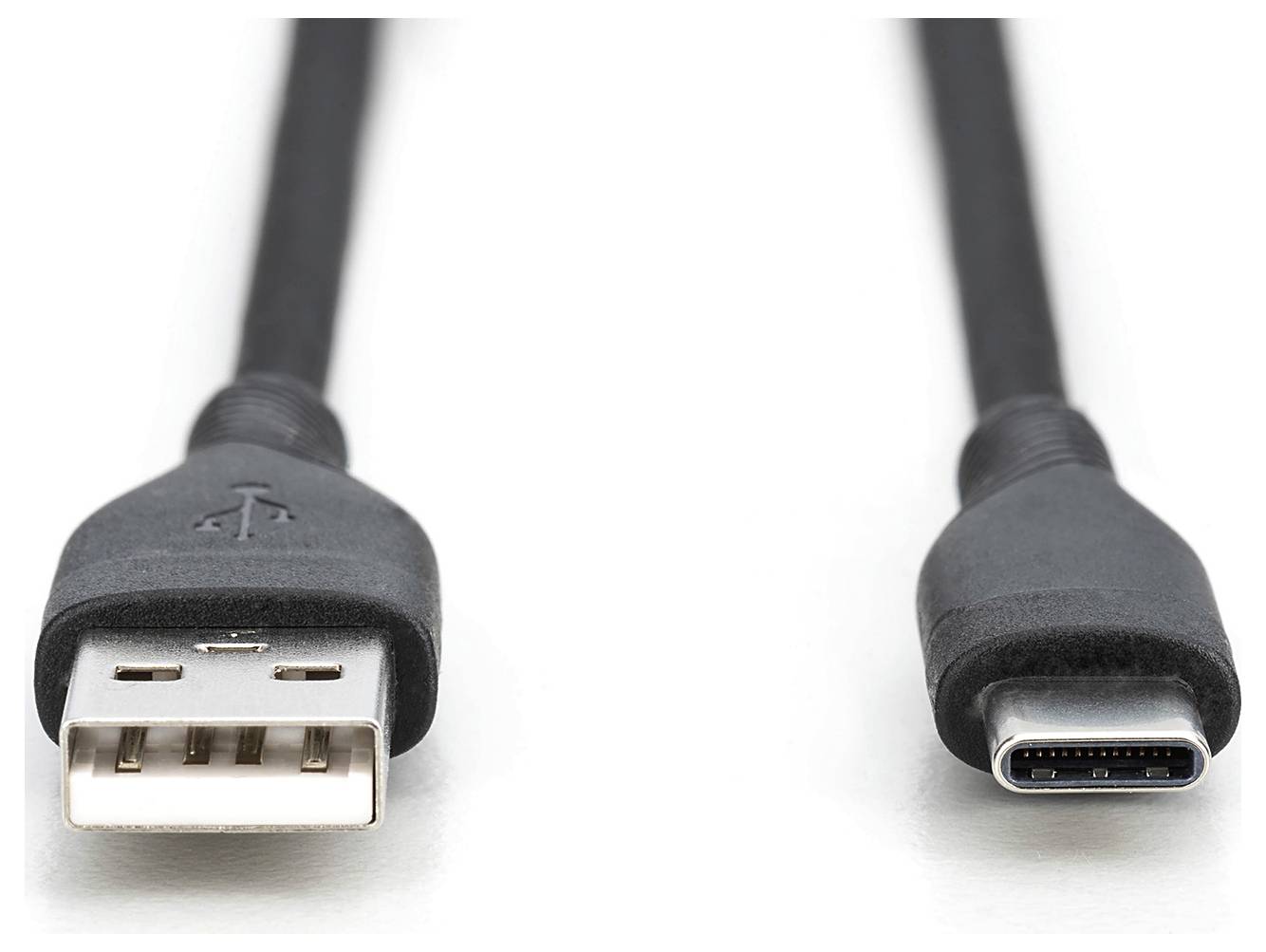 Zwei schwarze Kabel mit unterschiedlichen Anschlüssen: links ein USB-A-Stecker, rechts ein USB-C-Stecker.
