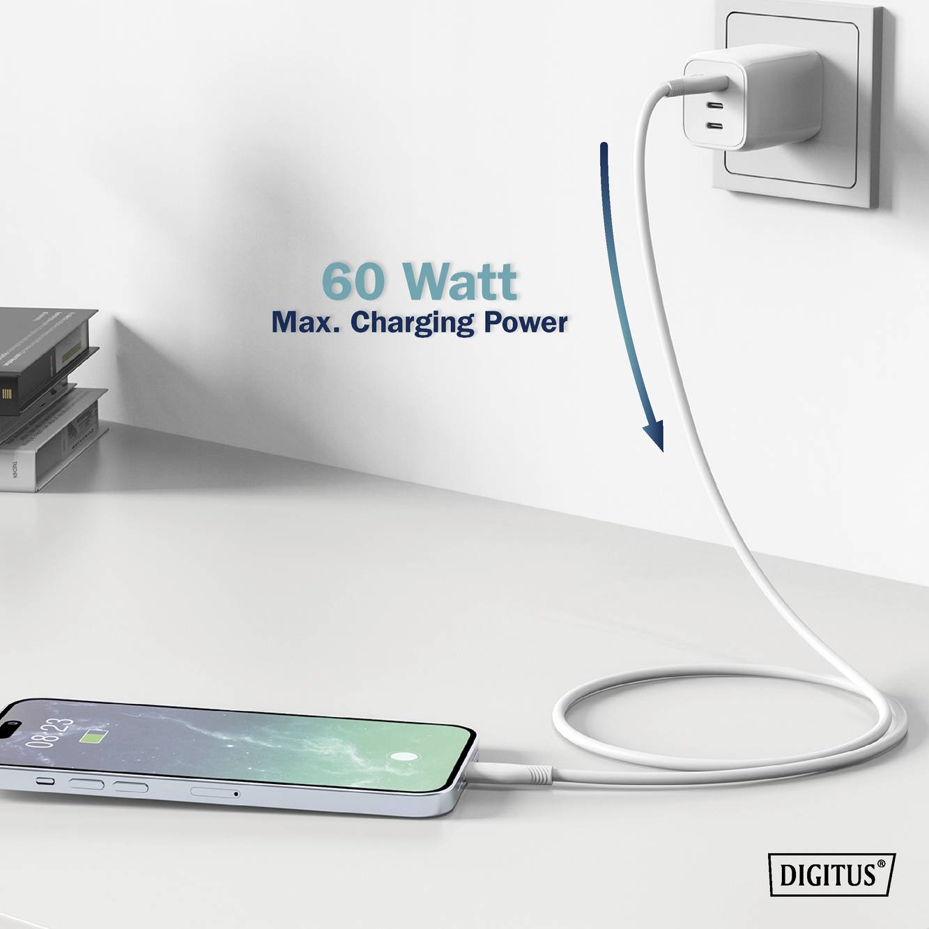Smartphone wird mit einem USB-Kabel an eine Wandsteckdose angeschlossen und lädt mit '60 Watt Max. Charging Power'.
