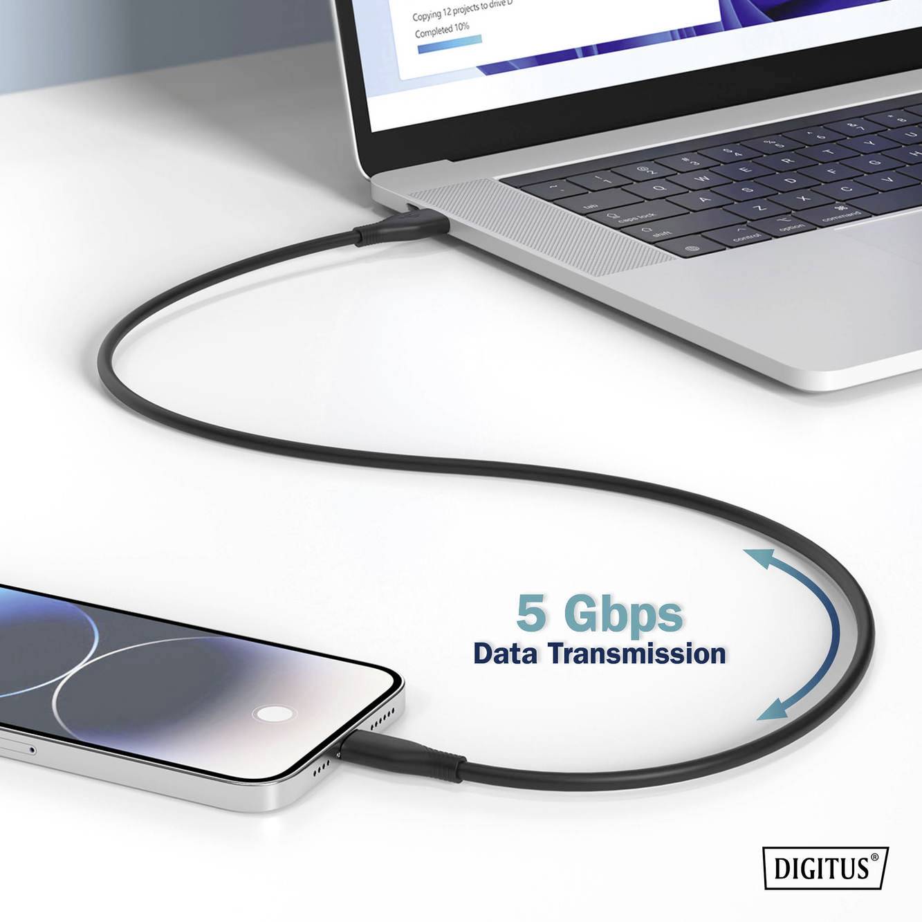 Ein Smartphone ist mit einem Laptop über ein USB-Kabel verbunden. Die Aufschrift '5 Gbps Data Transmission' zeigt schnelle Datenübertragung.