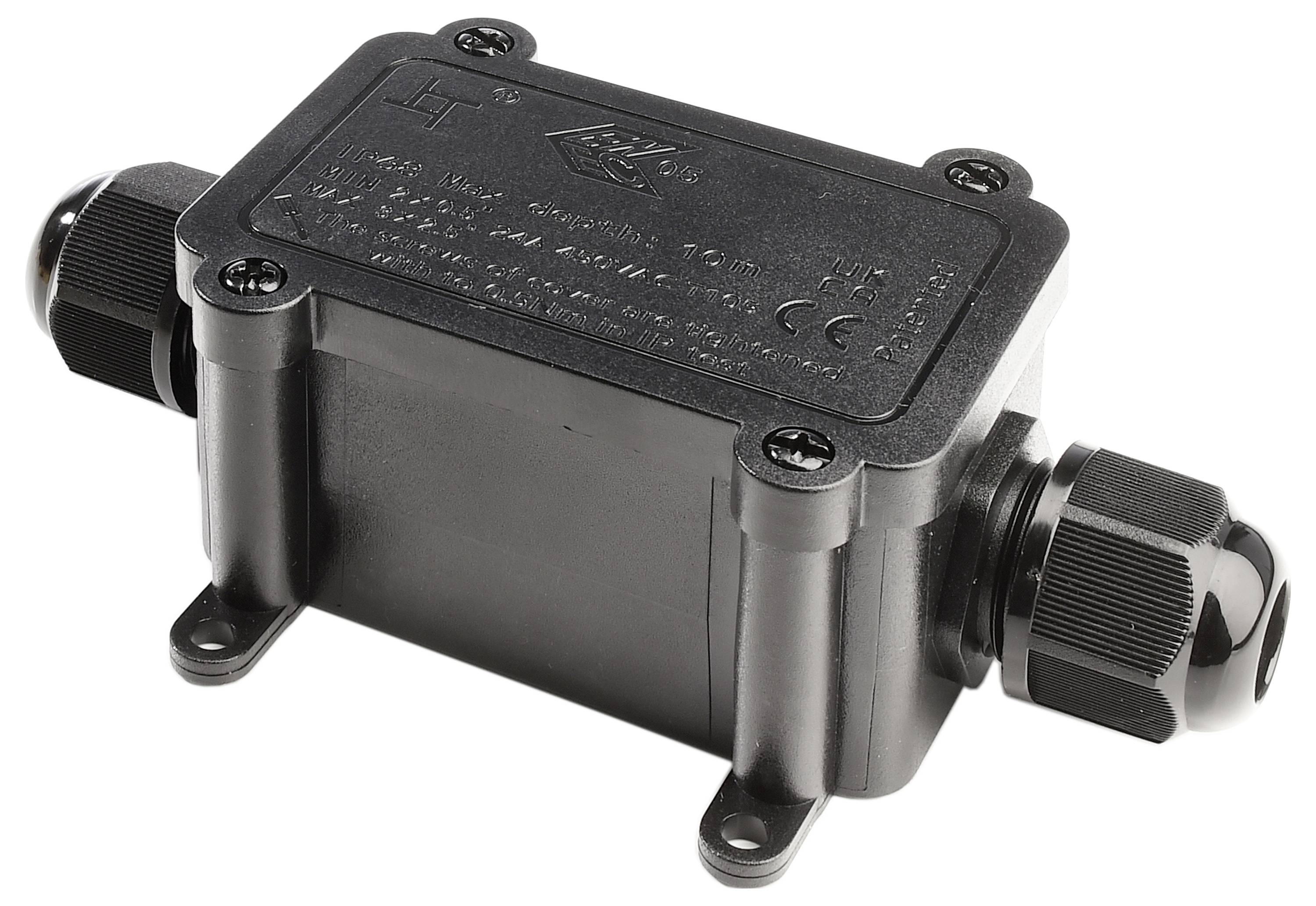 Schwarze wasserdichte Anschlussdose mit gelbem Rand, abgenommenem Deckel, Kabeldurchführungen, und Klemmenblöcken, zur elektrischen Verdrahtung.