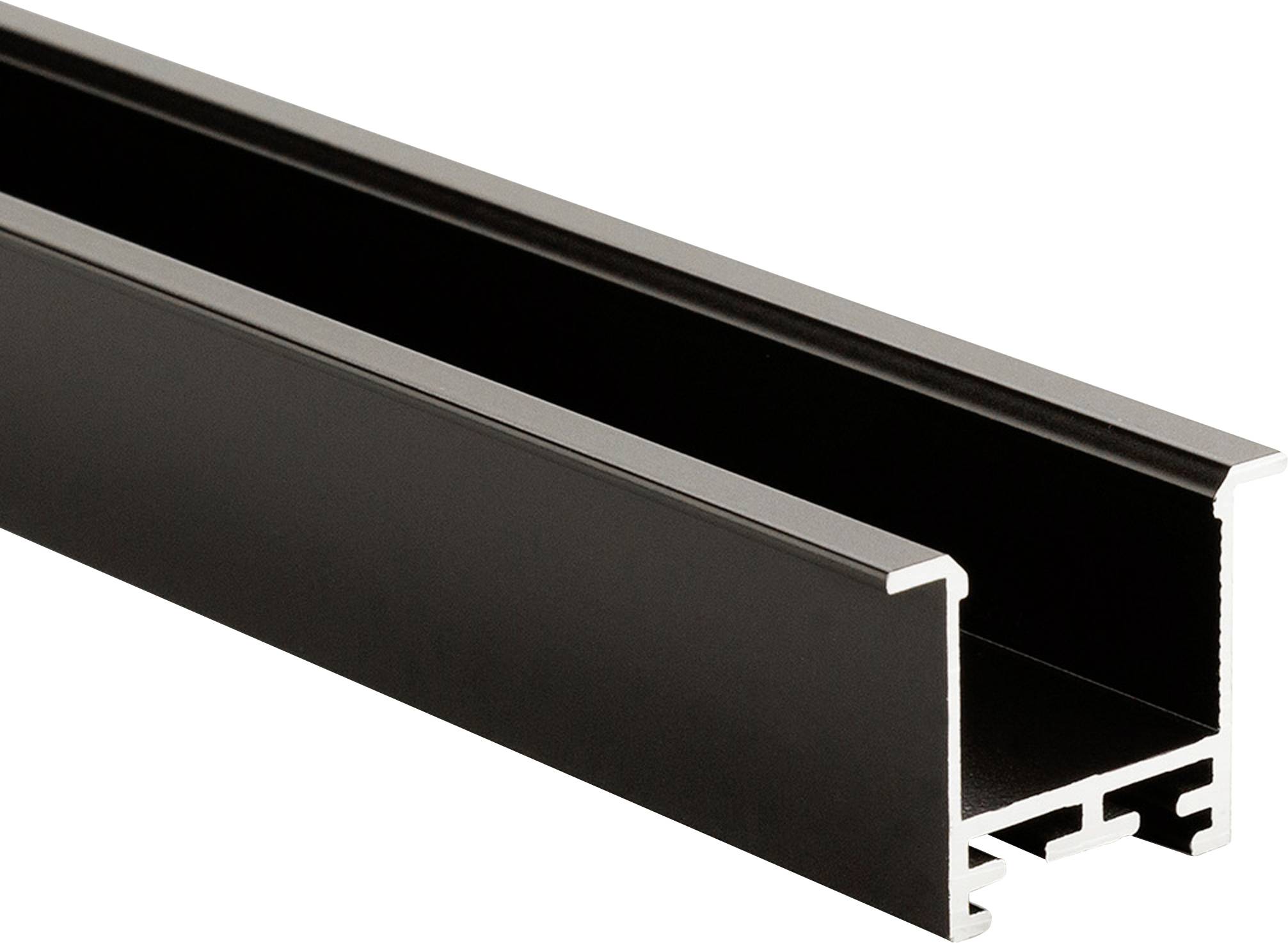 Ein schwarzes Aluminiumprofil in U-Form mit hohlen Innenraum, verwendet für architektonische Anwendungen oder Beleuchtungsinstallationen.