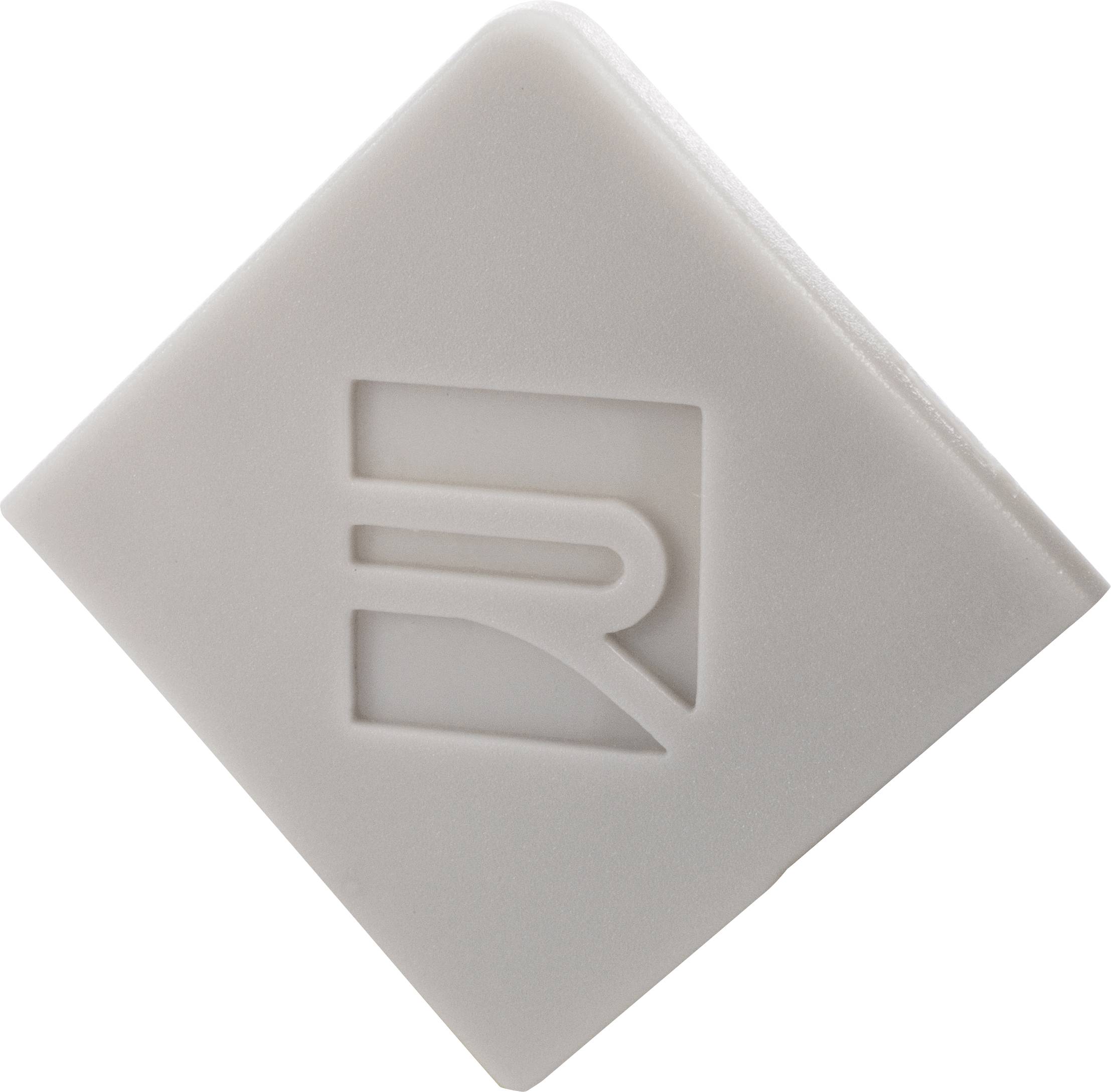 Ein glattes, weißes quadratisches Objekt mit einem erhabenen, stilisierten 'R'-Symbol in der Mitte.