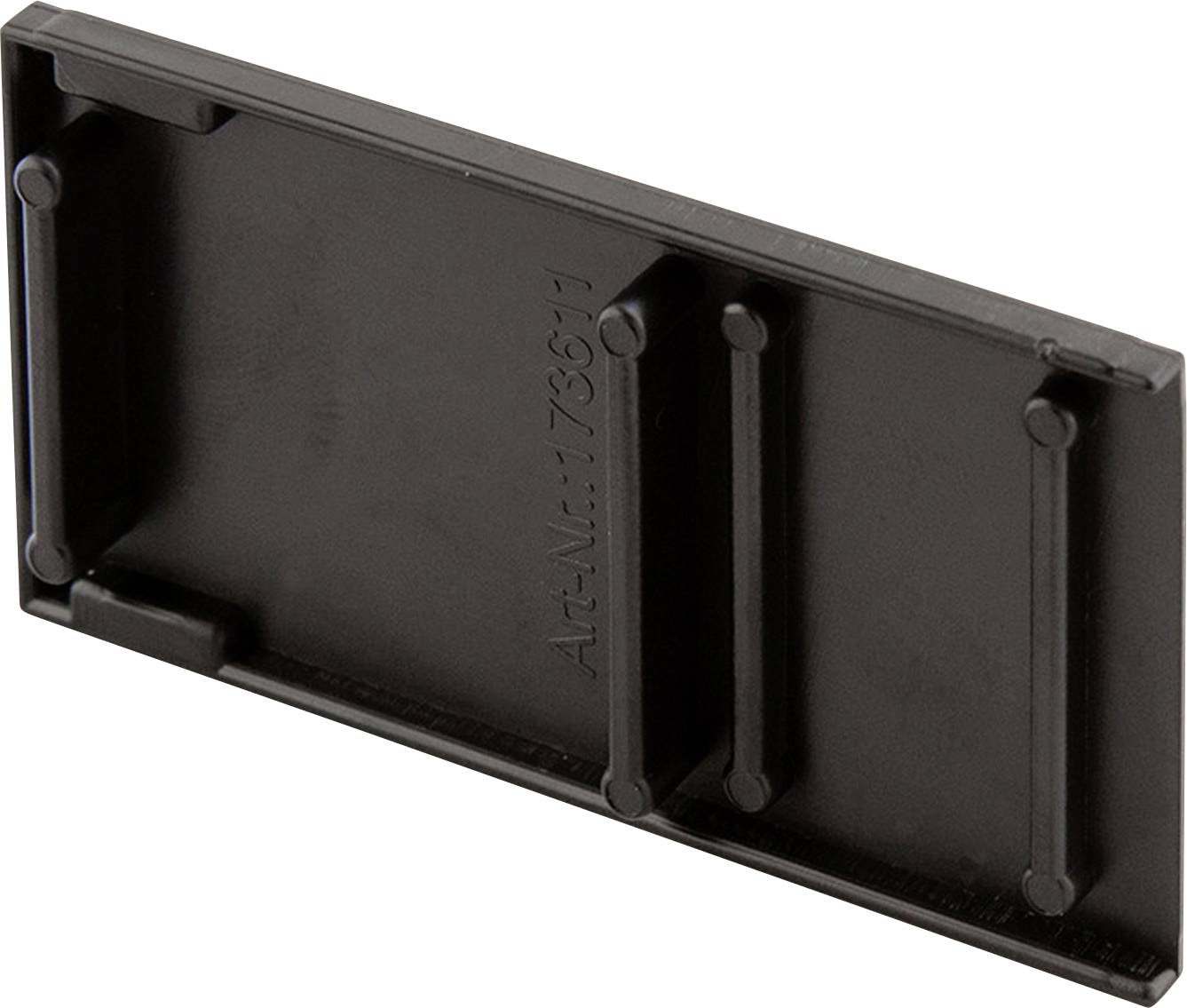 Schwarzes rechteckiges Kunststoffteil mit eingeprägter Artikelnummer, vermutlich ein Bauteil oder Zubehörteil.