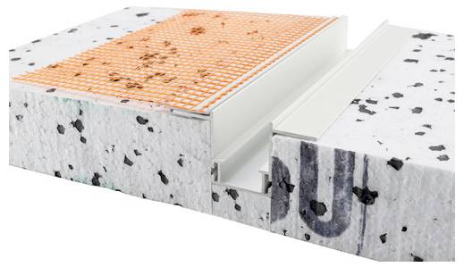 Querschnitt eines Dämmelements mit orangefarbenem Netz und Öffnung. Zeigt Materialschichten und Isolationsstruktur.