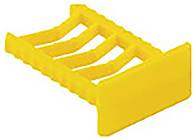 Gelbes Plastikspielzeug in Form eines kleinen Rechens mit vier Zinken.