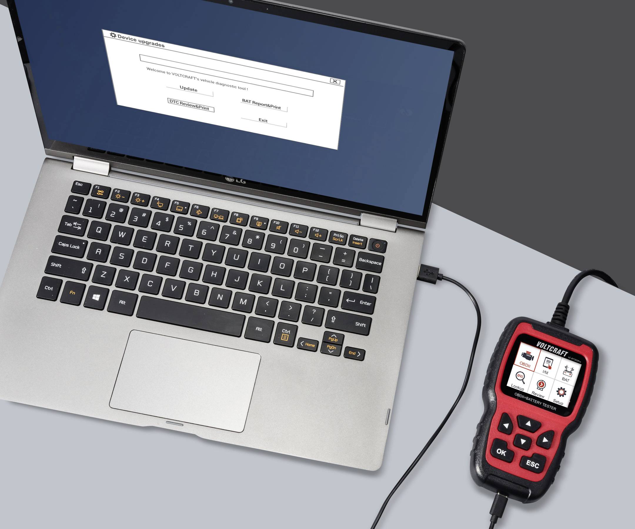 Ein Laptop ist über ein Kabel mit einem Diagnosetool verbunden. Auf dem Laptop-Bildschirm wird ein Software-Oberfläche angezeigt.