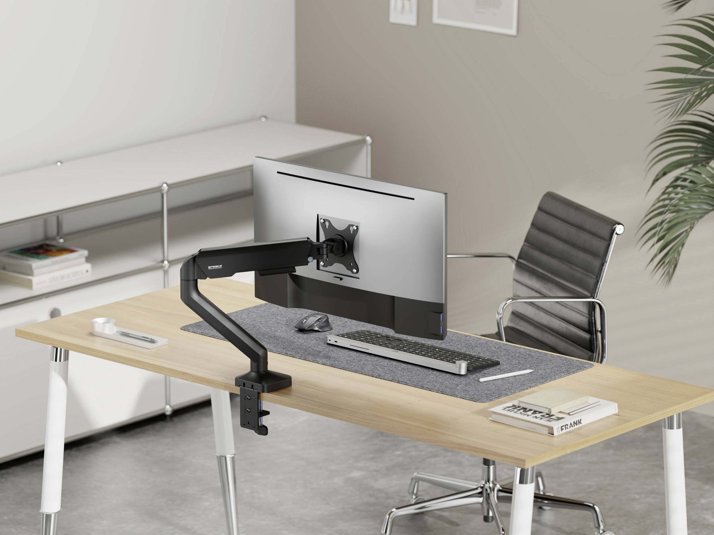 Moderner Schreibtisch mit einem Computerbildschirm auf einem verstellbaren Arm, einem Stuhl und einem Organizer. Büro- oder Arbeitsumgebung.