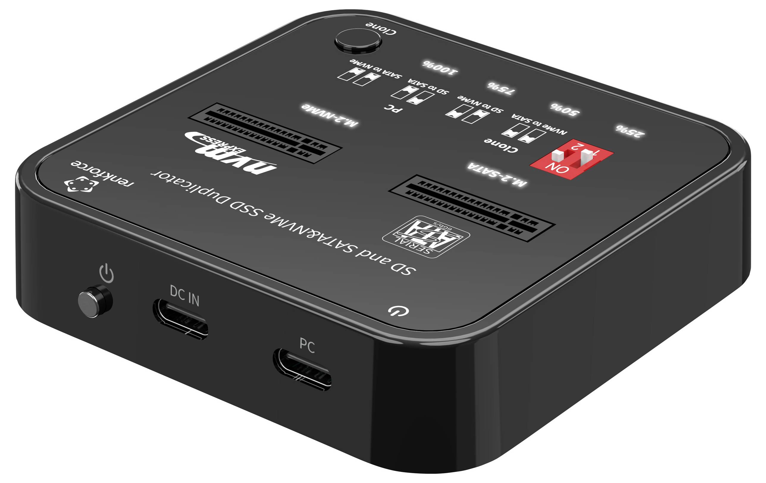 Ein schwarzes rechteckiges Gerät für das Klonen von SATA- und M.2-SSDs mit Anschlüssen für DC-In und PC, sowie Statusanzeigen oben.