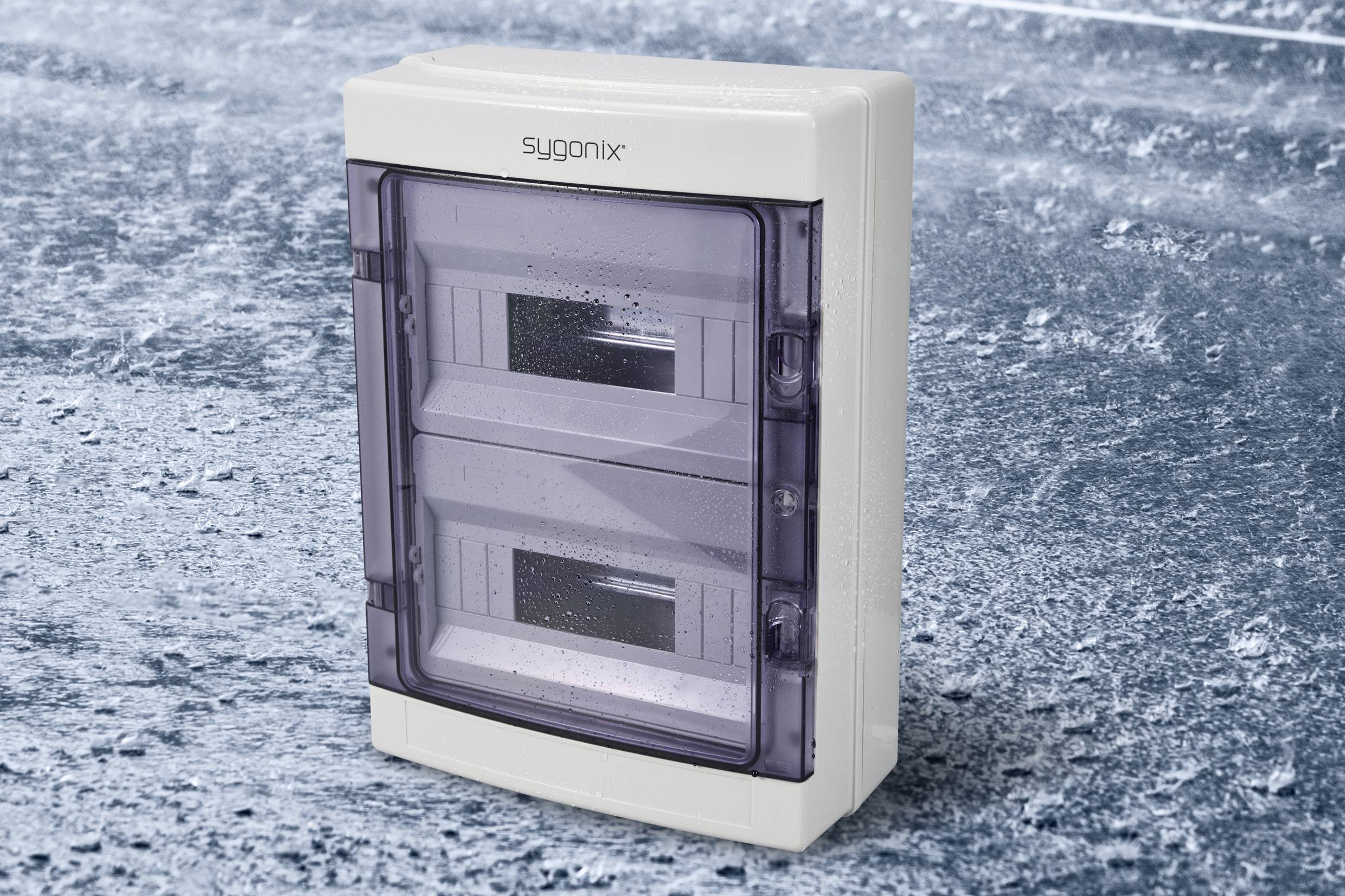 Ein wasserdichtes Gehäuse mit transparentem, verschließbarem Deckel auf eisiger Oberfläche. Ideal für elektrische Installationen im Freien.