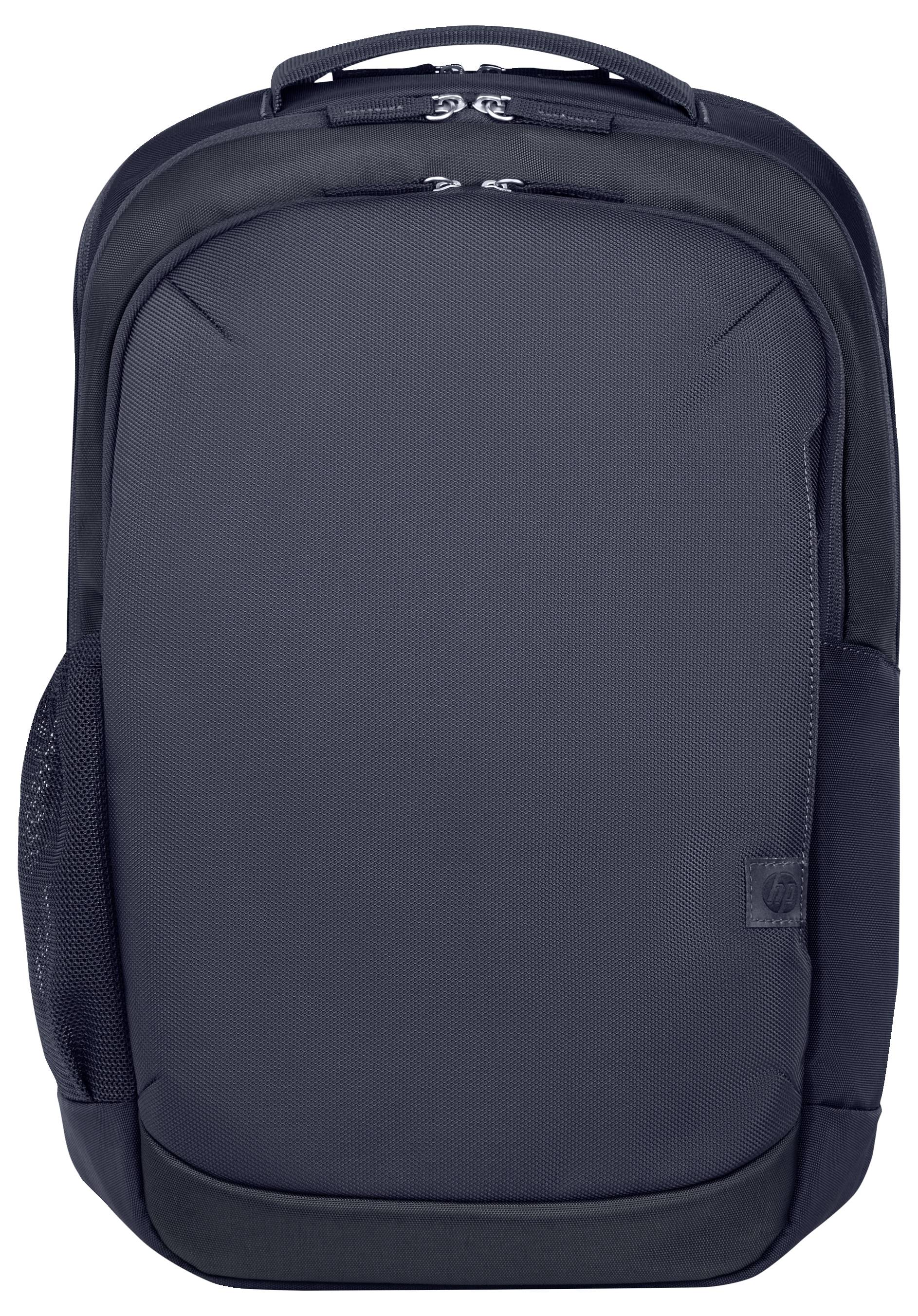 Ein schwarzer Rucksack mit glatter Oberfläche, Reißverschlüssen oben und einer seitlichen Netztasche.