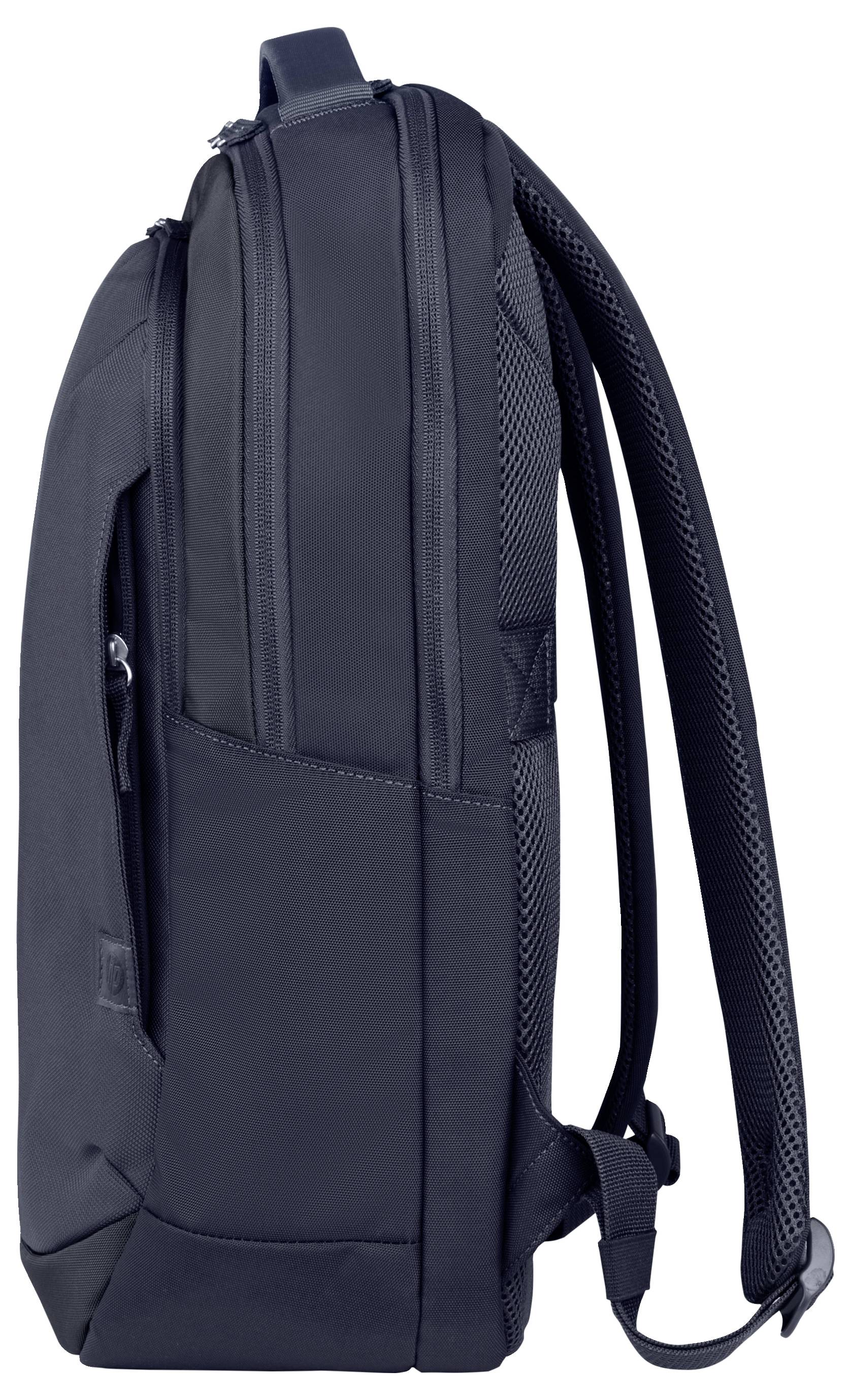 Ein schwarzer Rucksack, seitlich gezeigt, mit gepolsterten Gurten und mehreren Reißverschlusstaschen. Ideal für den täglichen Gebrauch.