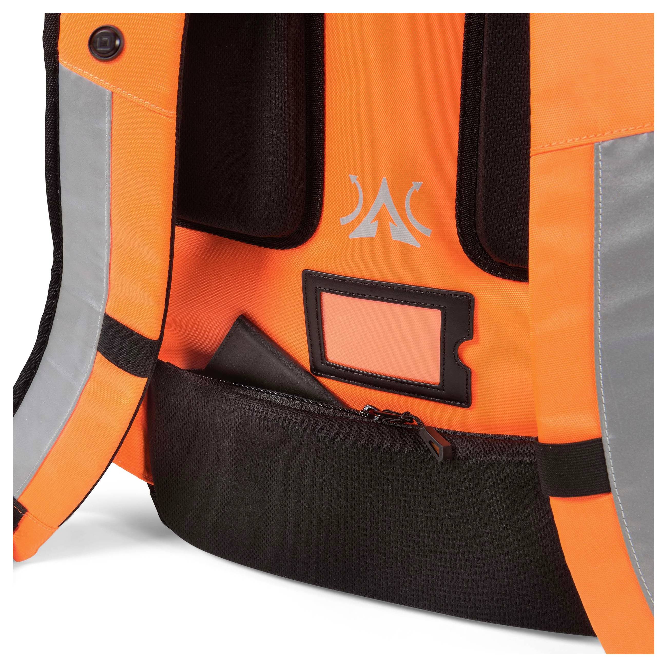 Nahaufnahme eines orange-schwarzen Rucksacks mit reflektierenden Streifen und einem leeren Namensschild auf der Rückseite.