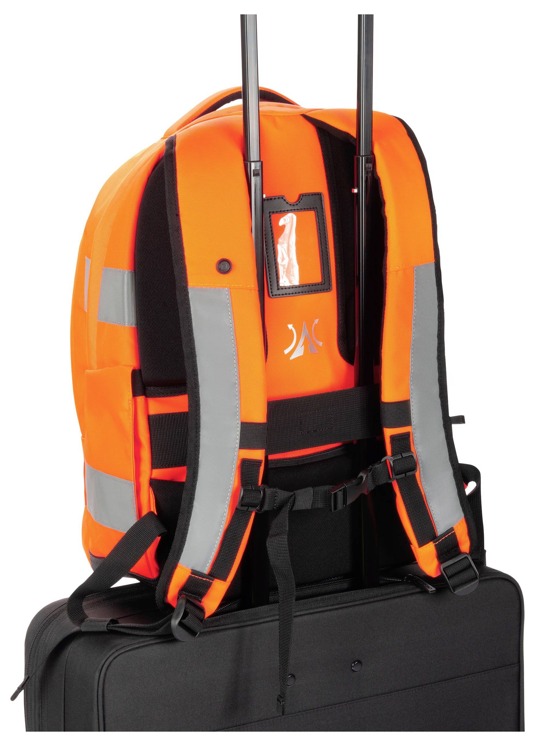 Ein leuchtend orangefarbener Rucksack mit Reflektorstreifen, auf einem schwarzen Koffer befestigt.