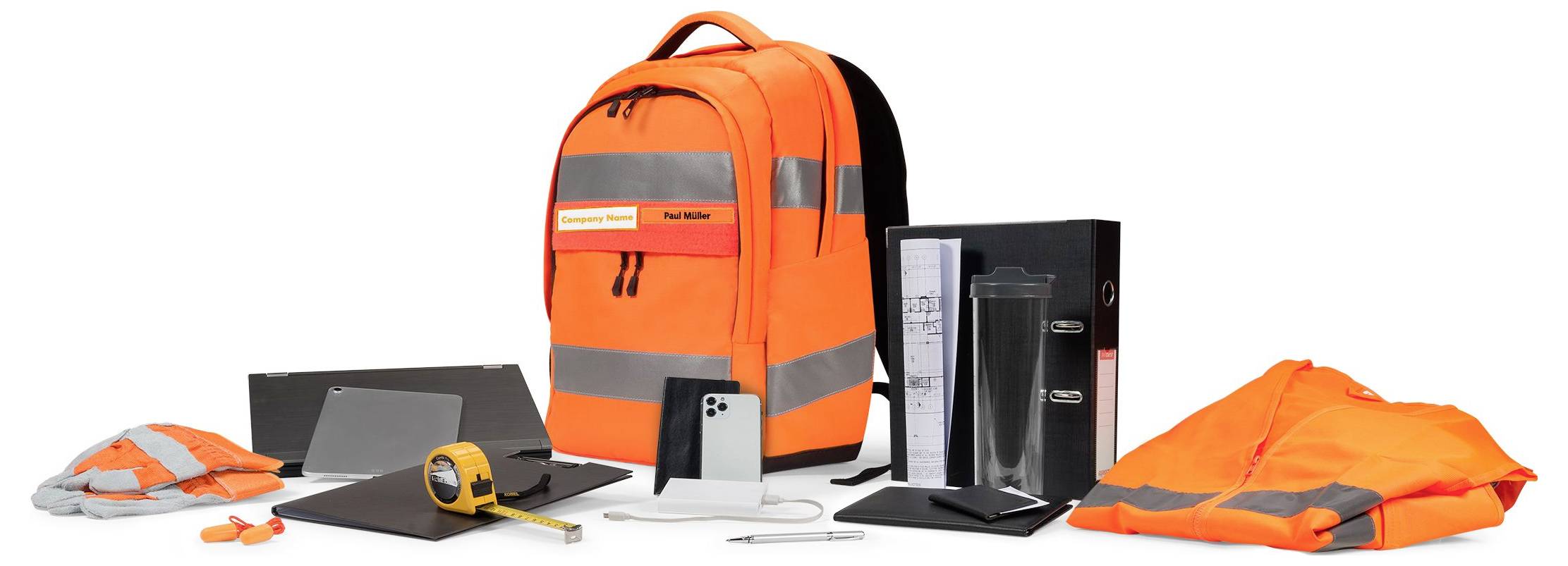 Ein orangefarbener Rucksack mit Reflektorstreifen, umgeben von Sicherheitsausrüstung wie Weste, Helm, Maßband und Notizblöcke.