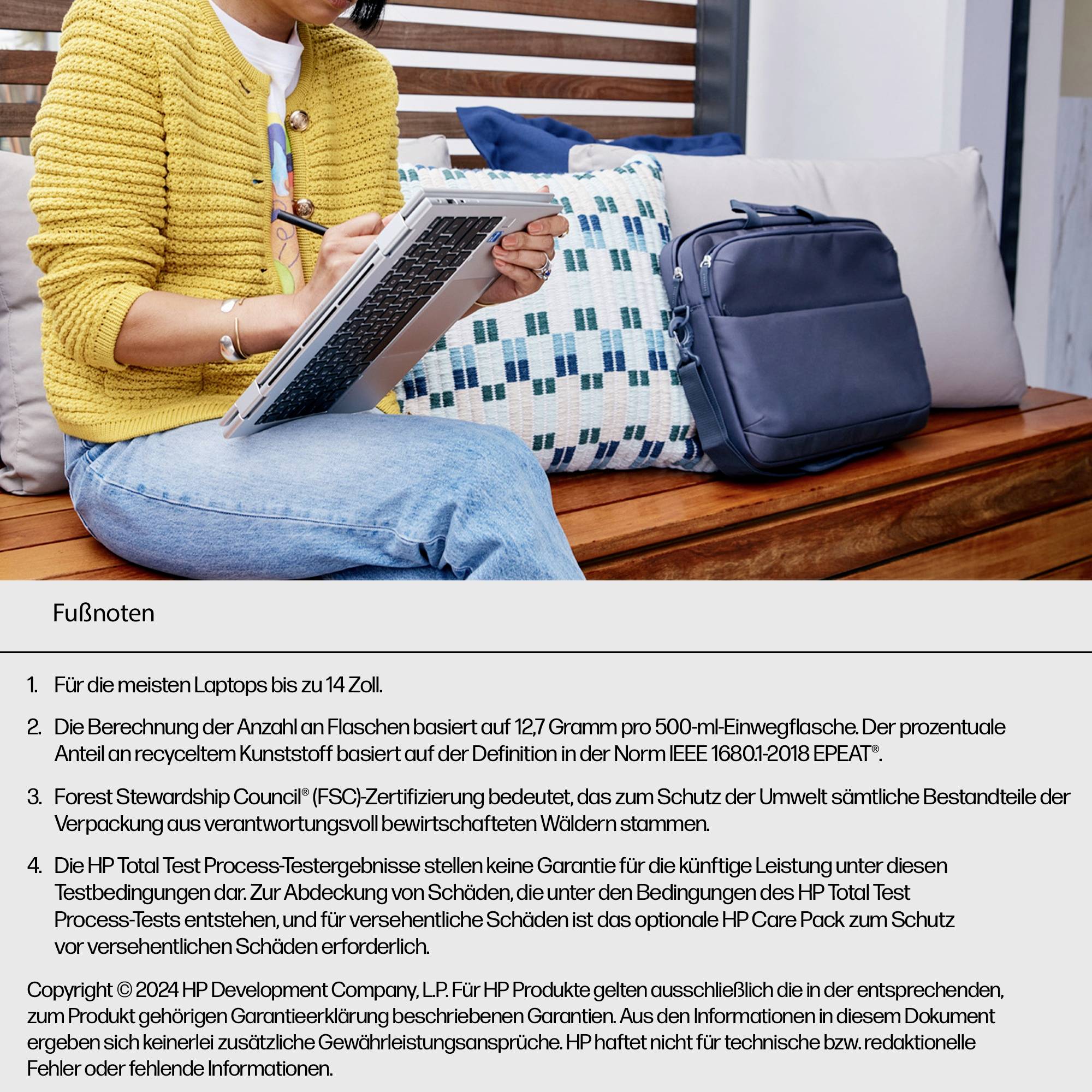 Eine Person sitzt draußen auf einem Holzboden mit einem Laptop und Notizbuch auf dem Schoß, umgeben von bunten Kissen.