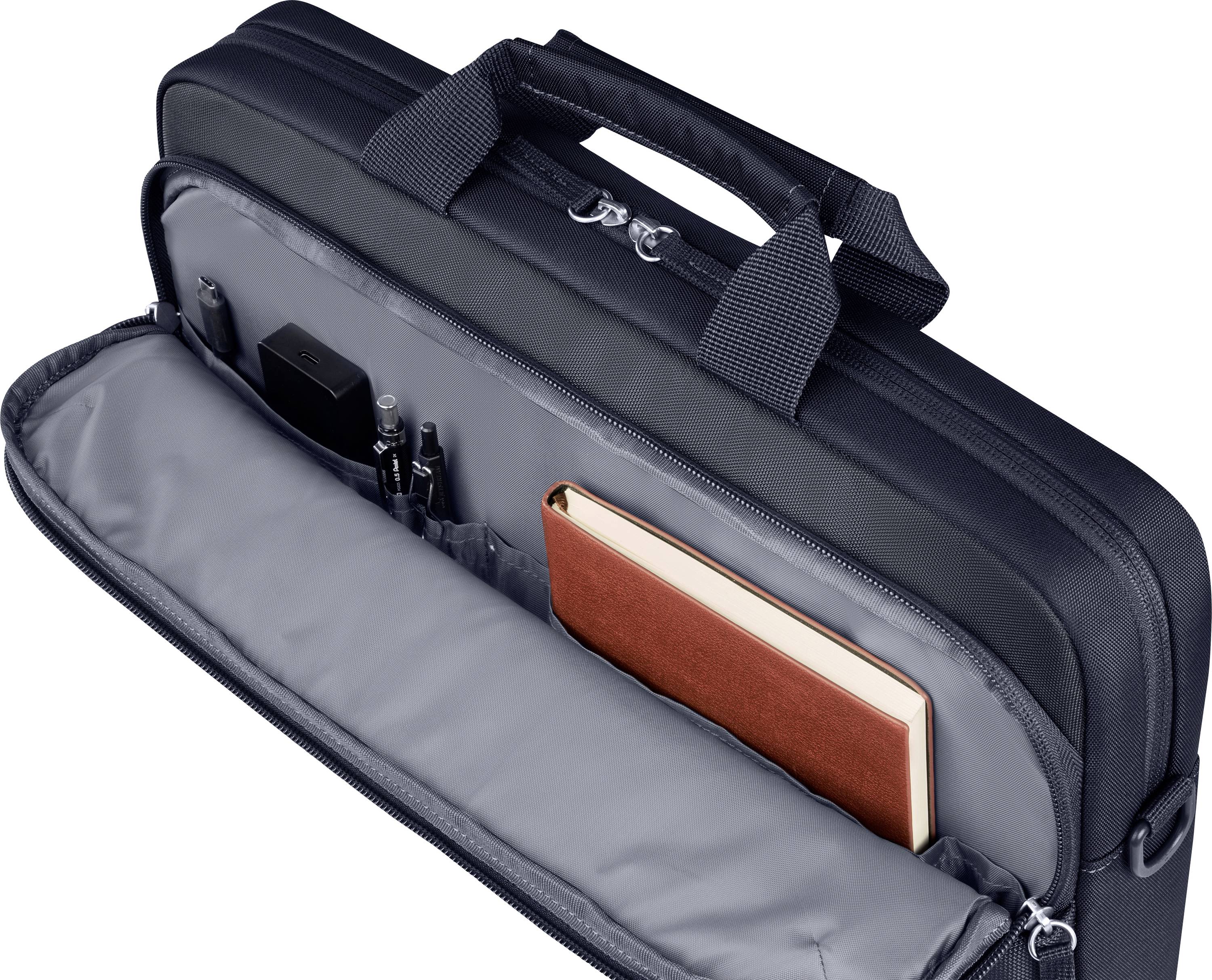 Eine geöffnete schwarze Laptoptasche zeigt einen roten Notizblock, zwei Stifte und ein Ladegerät im Innenfach.