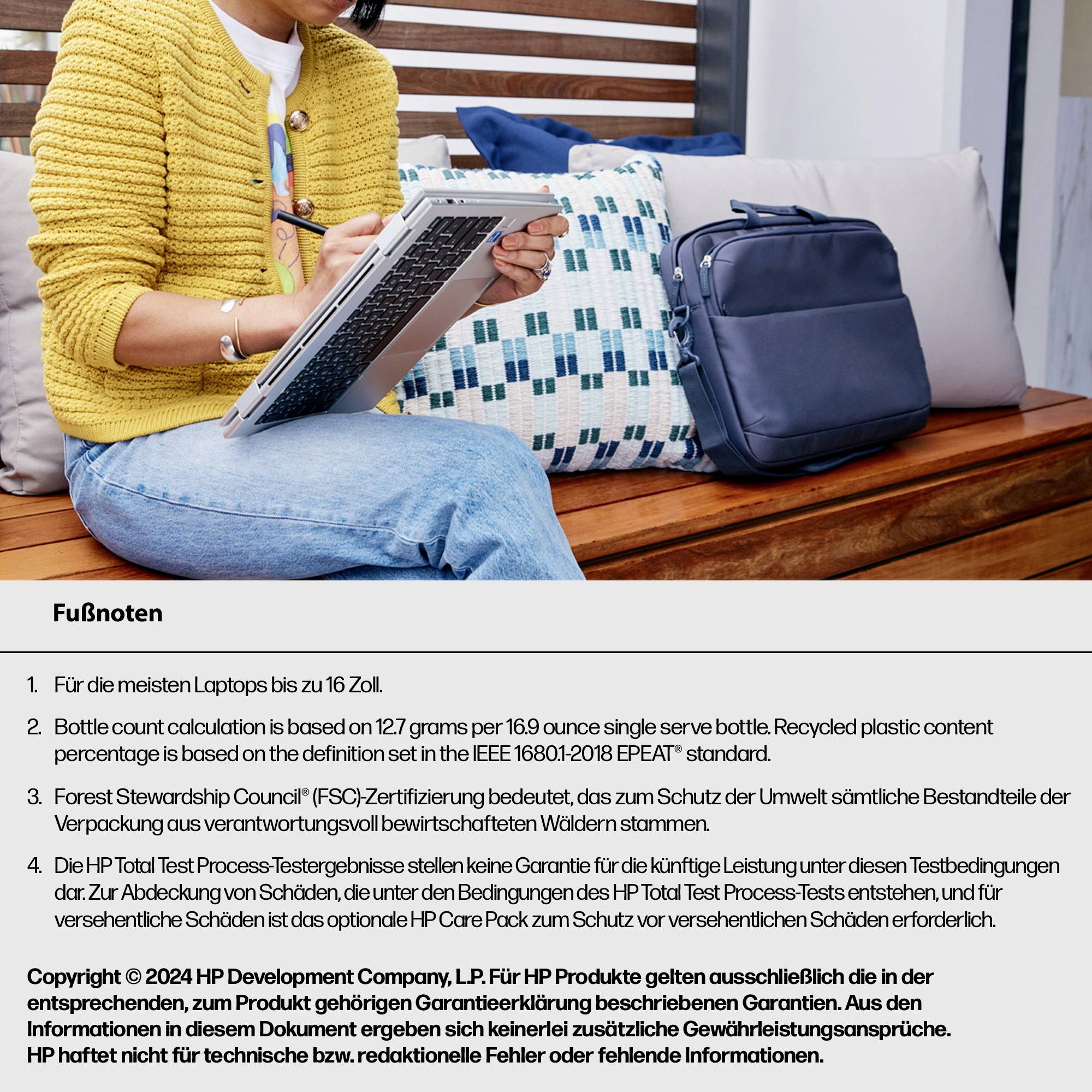 Eine Person im gelben Pullover und Jeans sitzt mit einem Laptop auf dem Schoß. Neben ihr liegt eine blaue Tasche. Text erklärt HP-Testbedingungen.