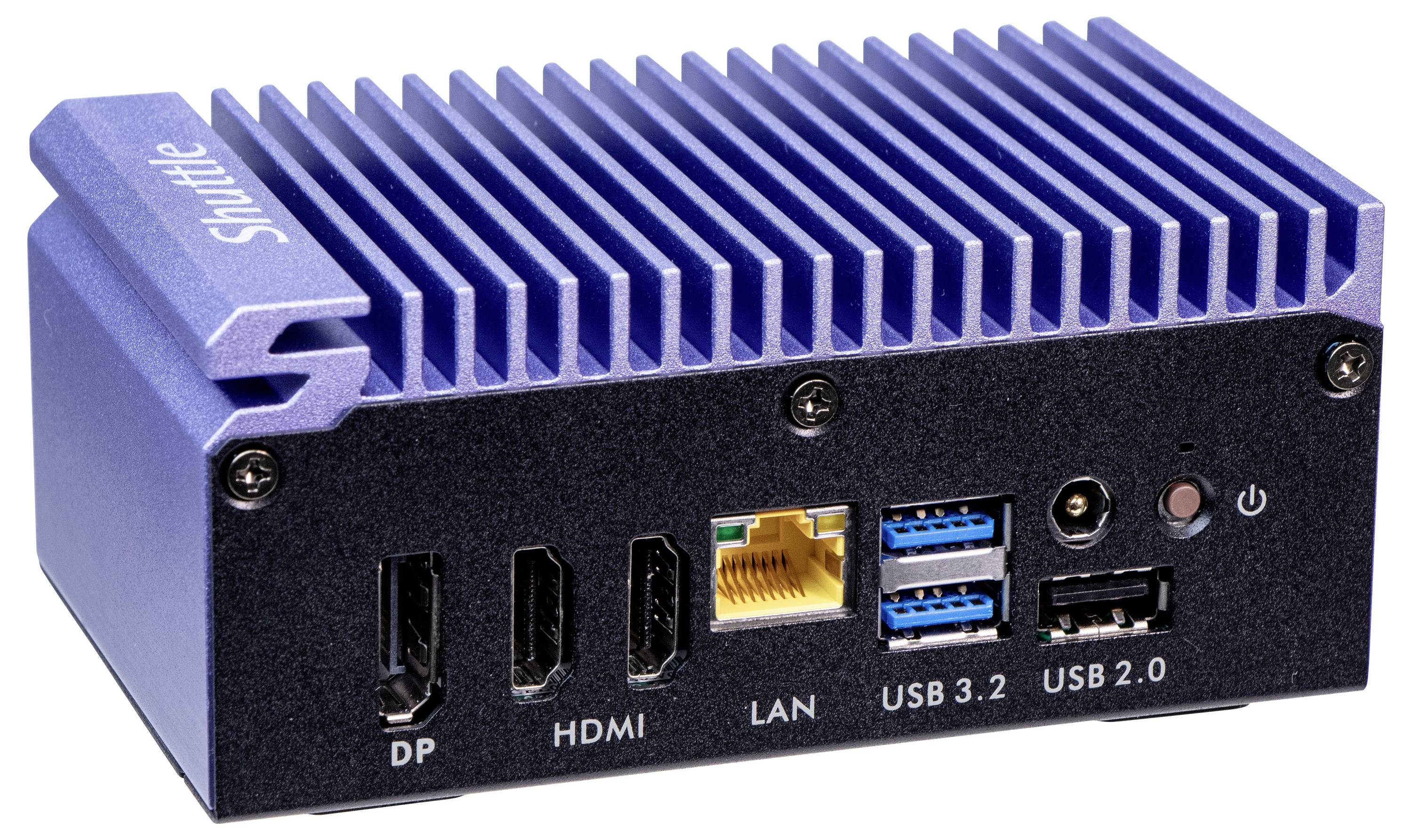 Ein kompakter Mini-PC mit blauer Lamellen-Kühlung zeigt Anschlüsse: DP, HDMI, LAN, zwei USB 3.2, USB 2.0, Audio und Ein-/Ausschalter.