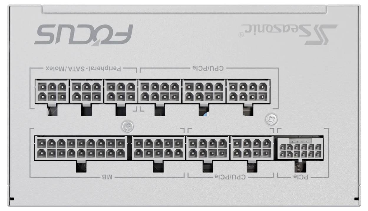 Rückseite eines FOCUS Netzteils von Seasonic mit verschiedenen Anschlüssen, darunter CPU/PCIe und Peripherie/SATA Steckplätze.