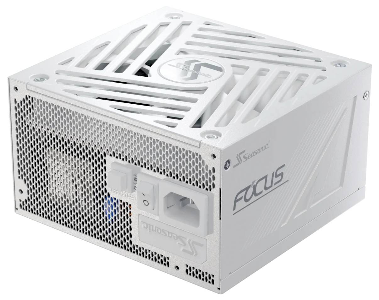 Weiße PC-Netzteil-Einheit, Marke 'Seasonic', Modell 'Focus', mit Lüftungsschlitzen und Netzanschluss, Produktansicht von schräg oben.