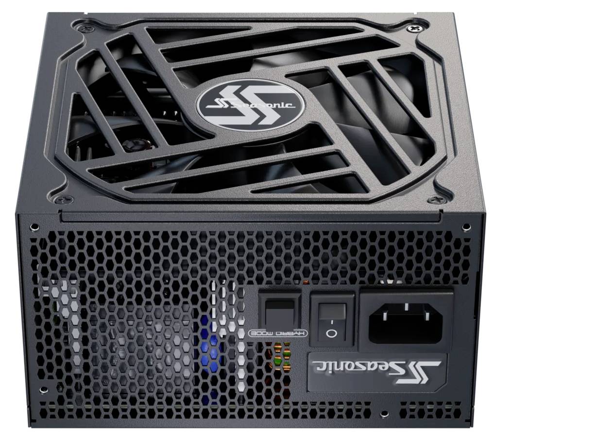 Ein schwarzes Computernetzteil mit Lüftergitter und mehreren Anschlüssen an der Vorderseite. Aufdruck oben: 'Seasonic'.