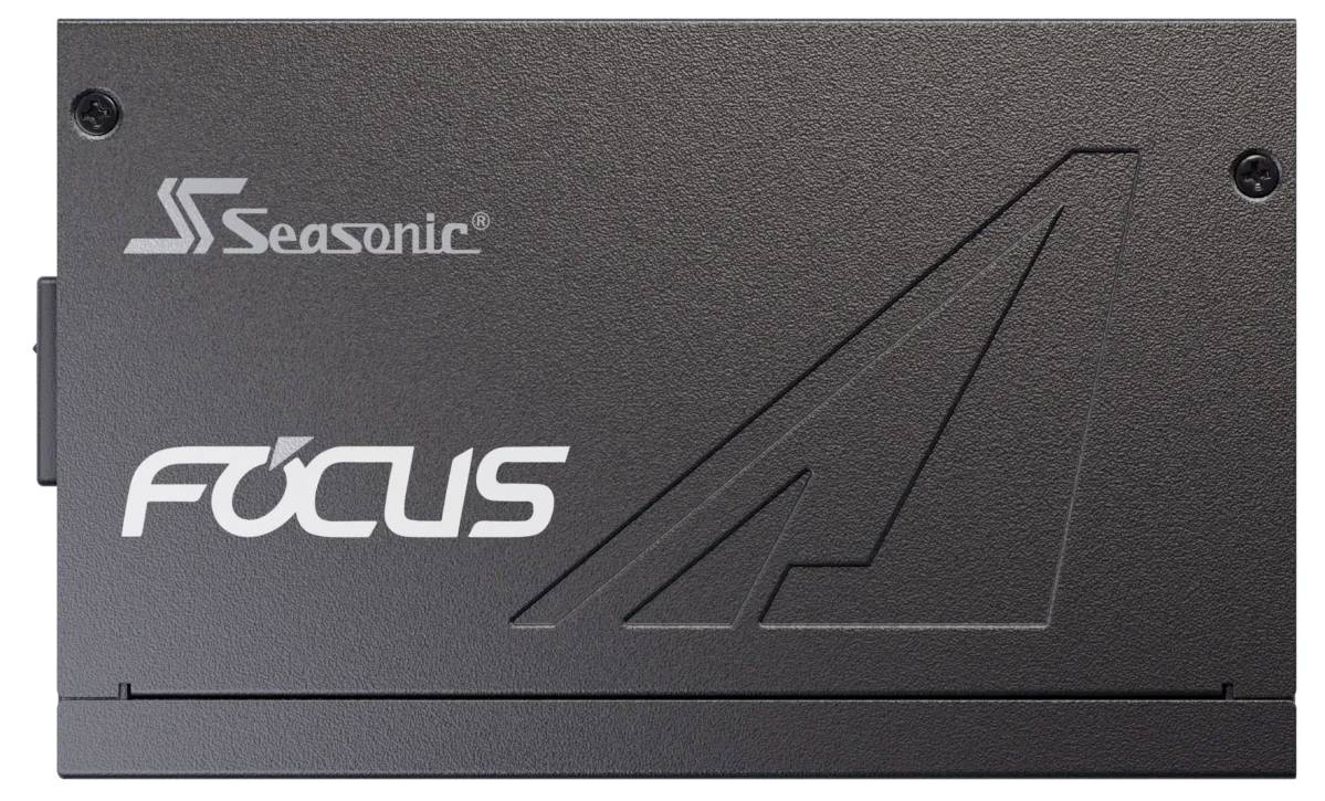 Stromnetzteil 'Seasonic Focus' in Schwarz, zeigt das Produktlogo und Design mit kantigen Linien. Ideal für PC-Komponenten.