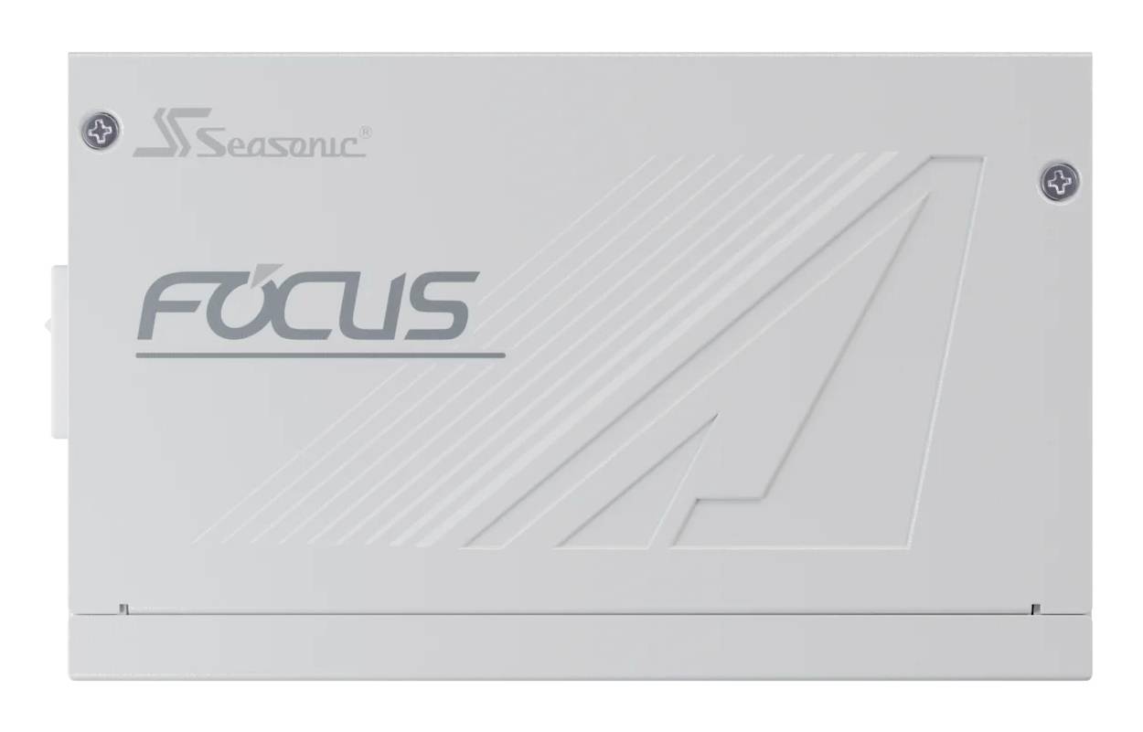 Ein 'Seasonic Focus' Computernetzteil, rechteckig, mit grauer Beschriftung und grafischen Elementen auf weißem Gehäuse.