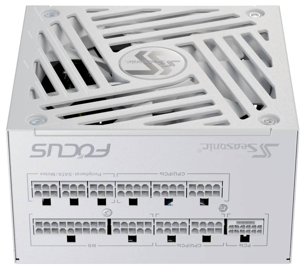 Fokus Netzteil von Seasonic, Modell mit verschiedenen Anschlussmöglichkeiten für CPU und SATA. Silbernes Gehäuse, obere Belüftung.