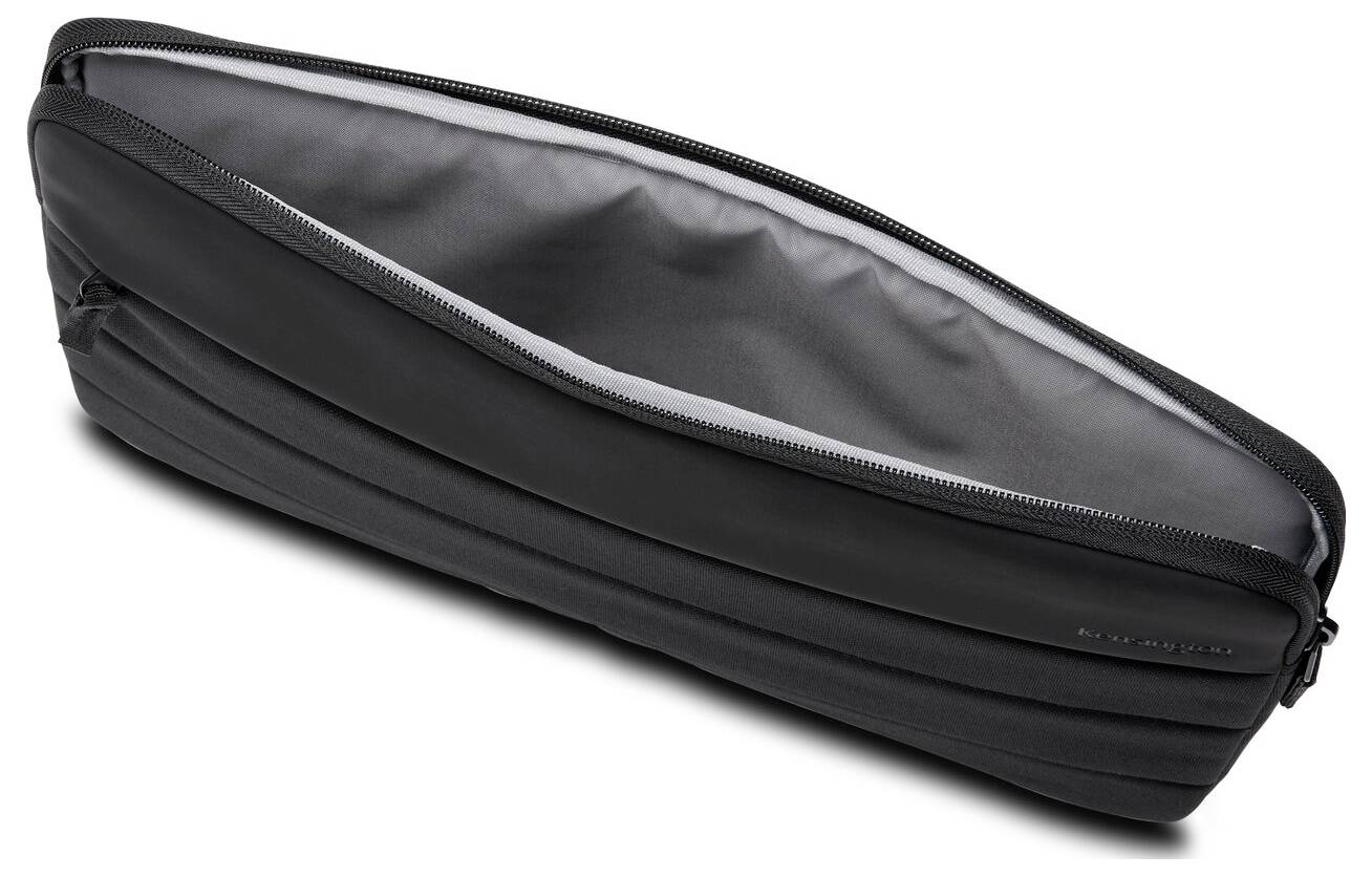 Schwarzes, schlankes Etui mit Reißverschluss, geöffnet und leer.